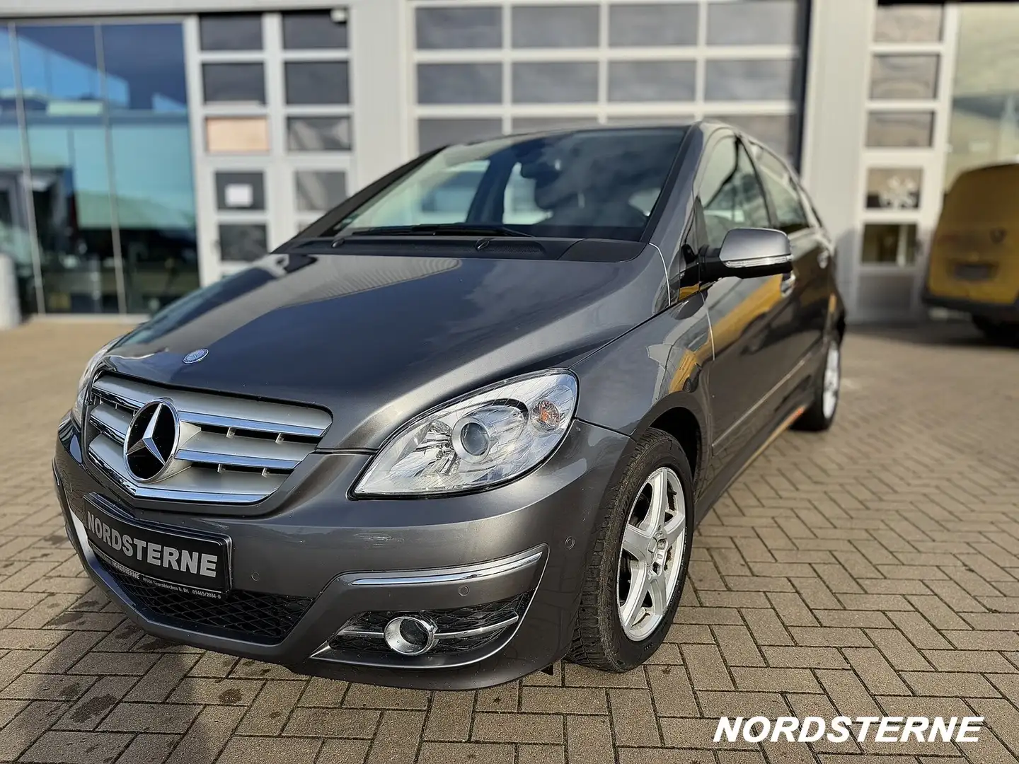 Mercedes-Benz B 180 B 180 CDI Automatik Chrompaket Sitzheizung AHK BC Grau - 2