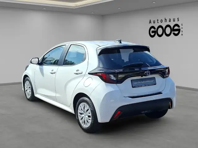 Toyota Yaris view 3