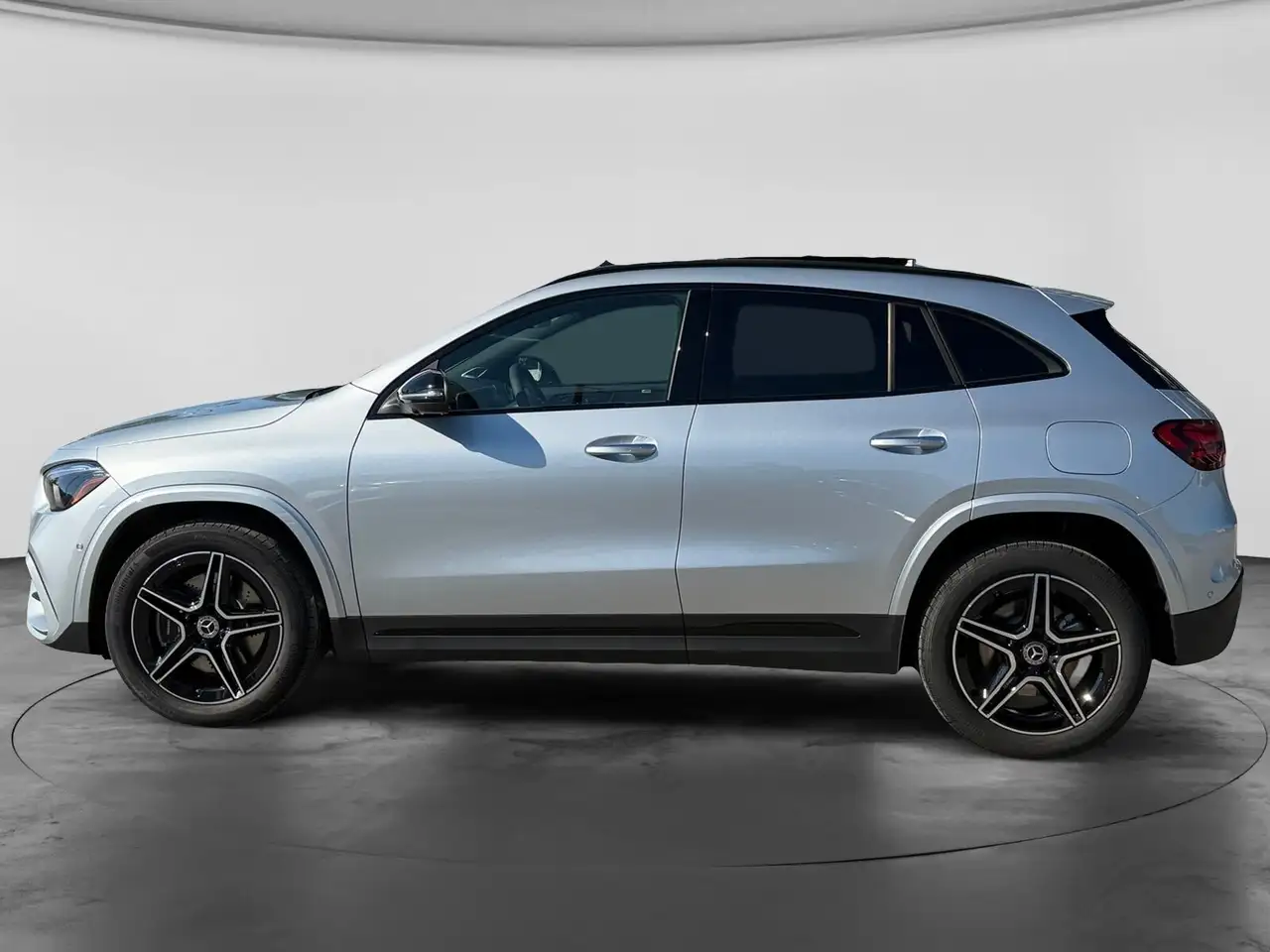 Mercedes-Benz GLA снимка Mercedes-Benz GLA