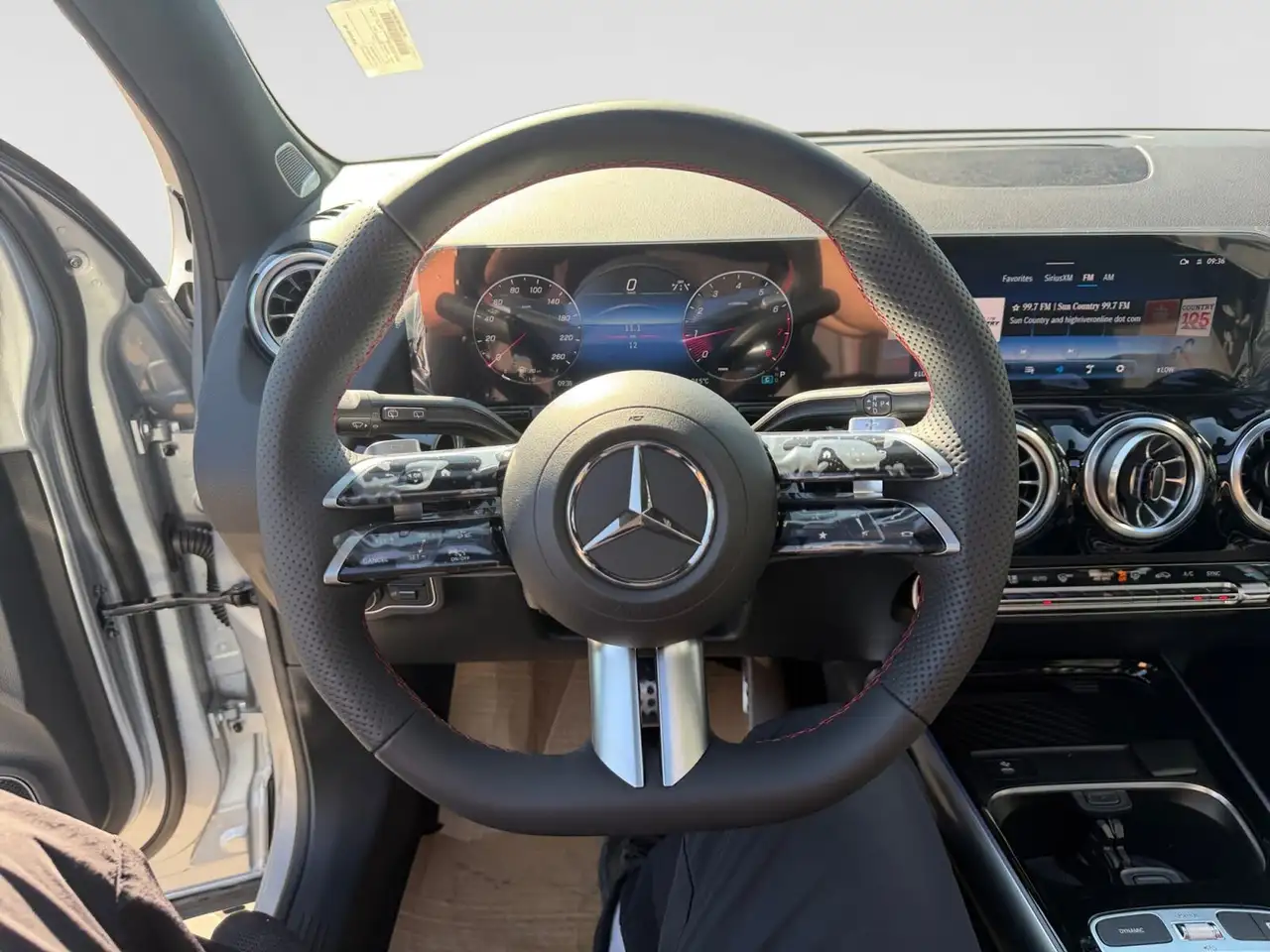 Mercedes-Benz GLA снимка Mercedes-Benz GLA