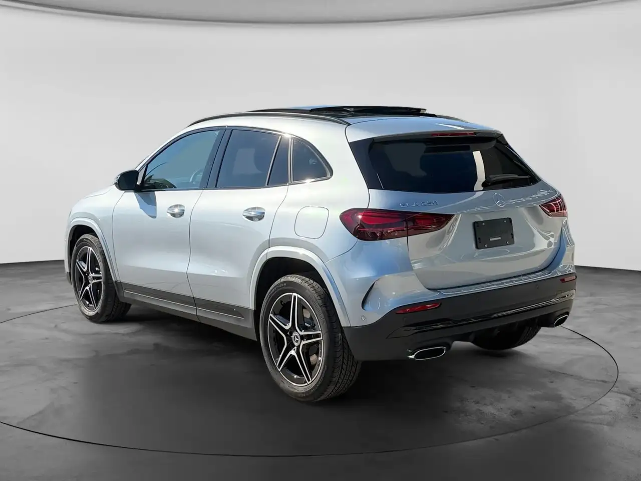 Mercedes-Benz GLA снимка Mercedes-Benz GLA