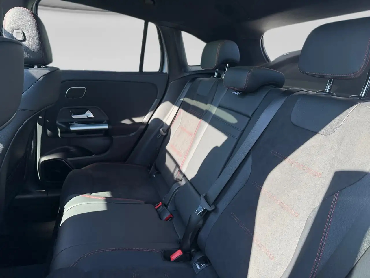 Mercedes-Benz GLA снимка Mercedes-Benz GLA