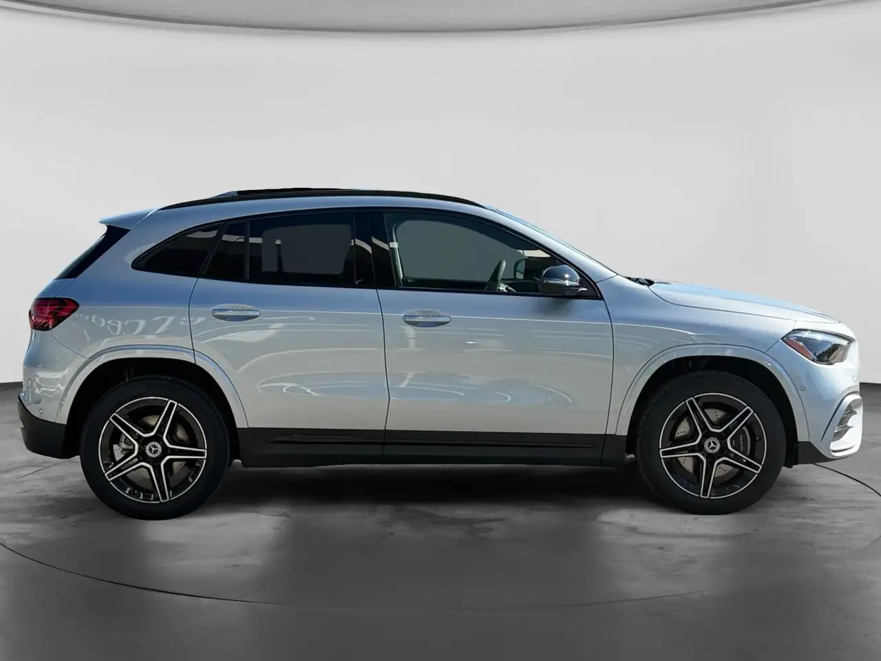 Mercedes-Benz GLA снимка Mercedes-Benz GLA