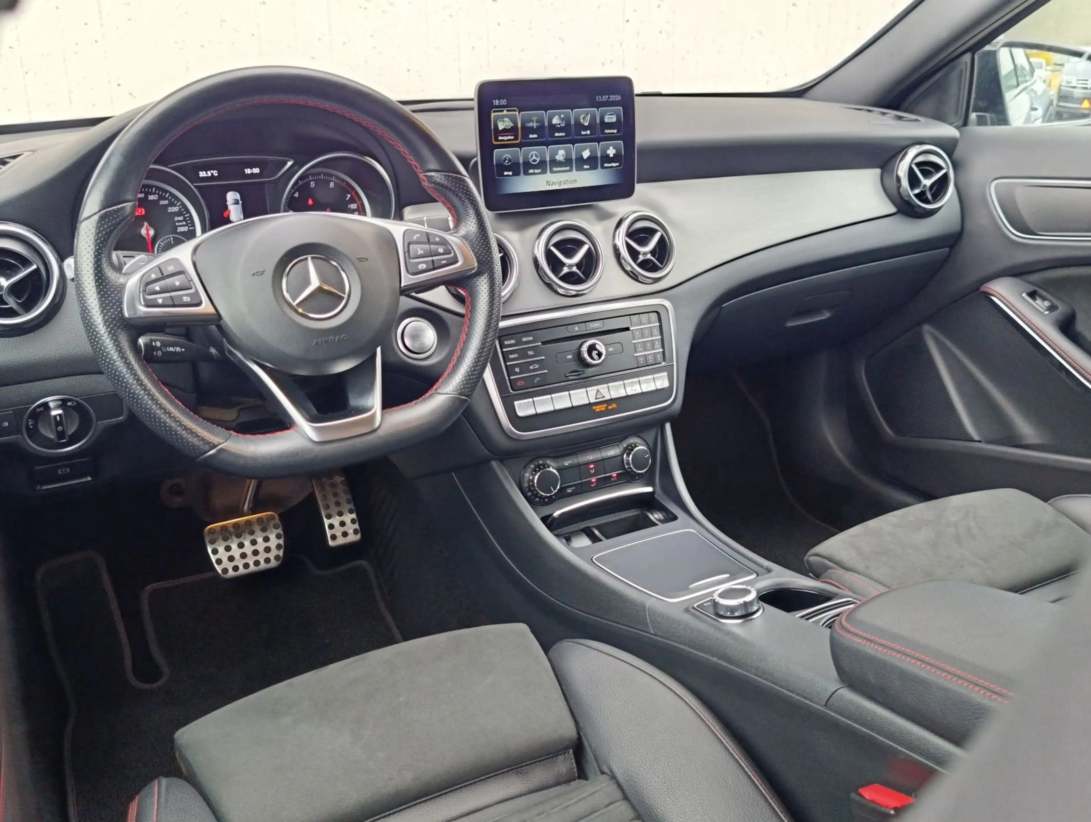 Mercedes-Benz GLA 220 4Matic AMG Kamera Leder Navi LED — photo 12