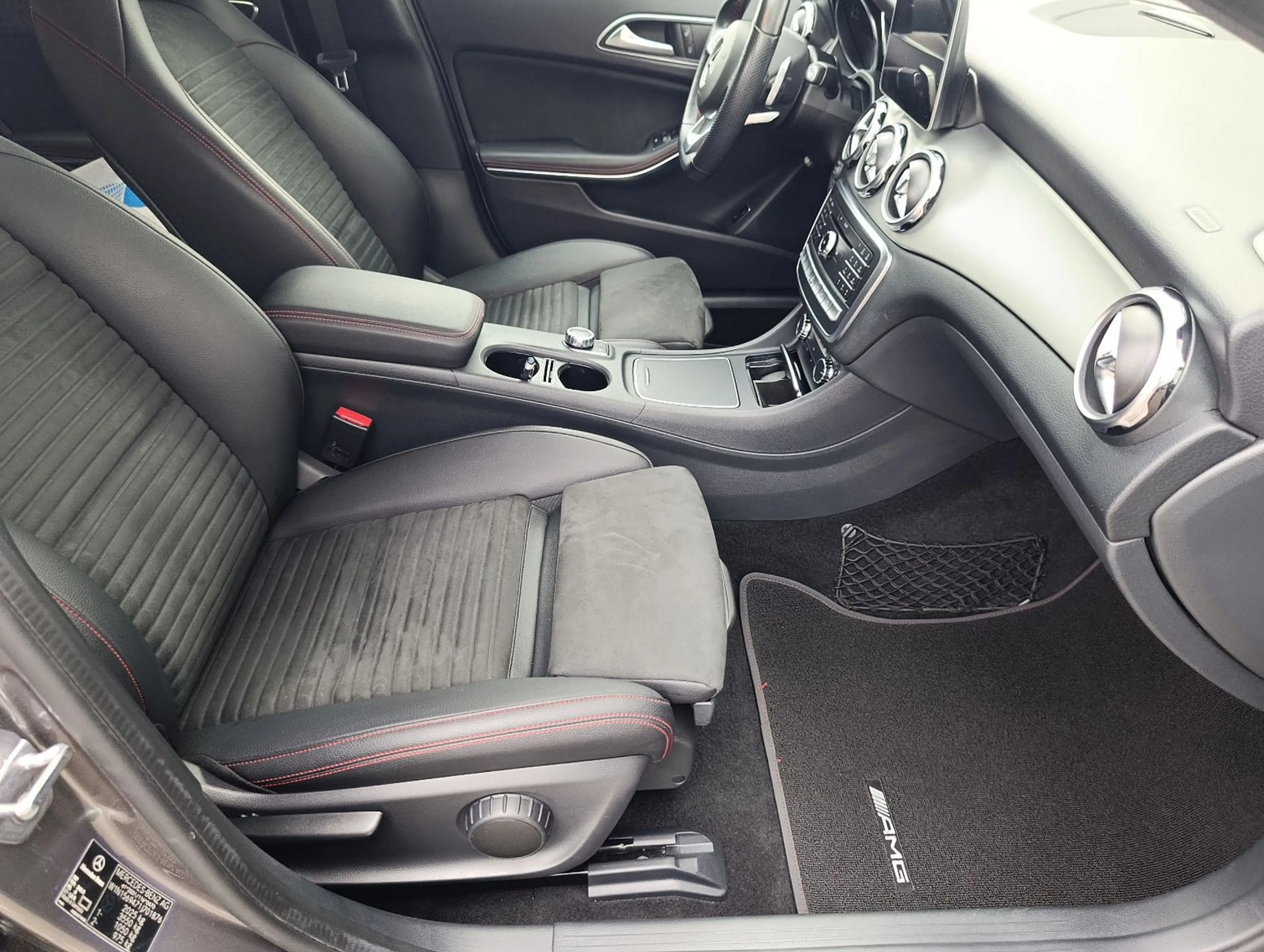 Mercedes-Benz GLA 220 4Matic AMG Kamera Leder Navi LED — photo 14