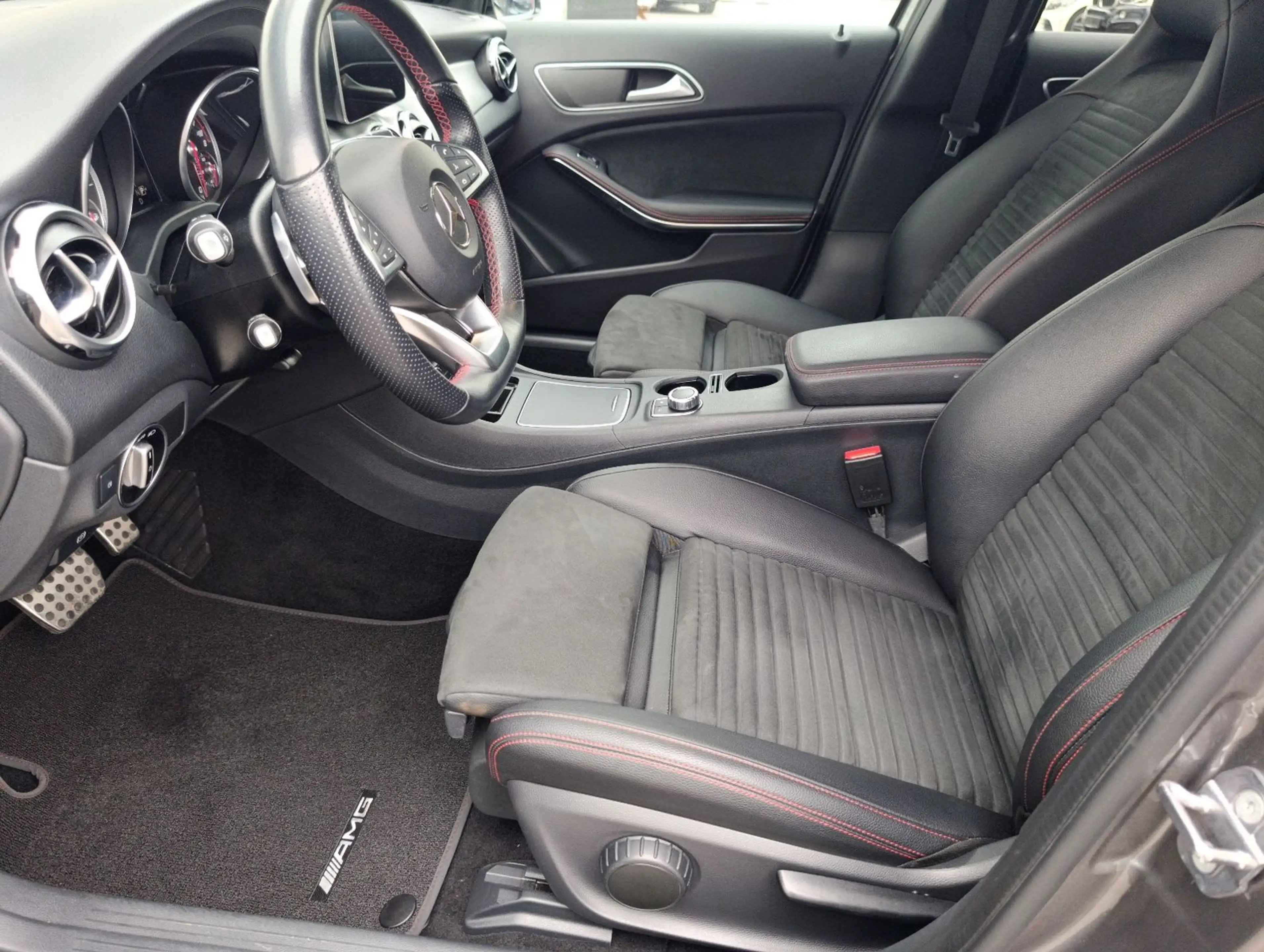 Mercedes-Benz GLA 220 4Matic AMG Kamera Leder Navi LED — photo 15