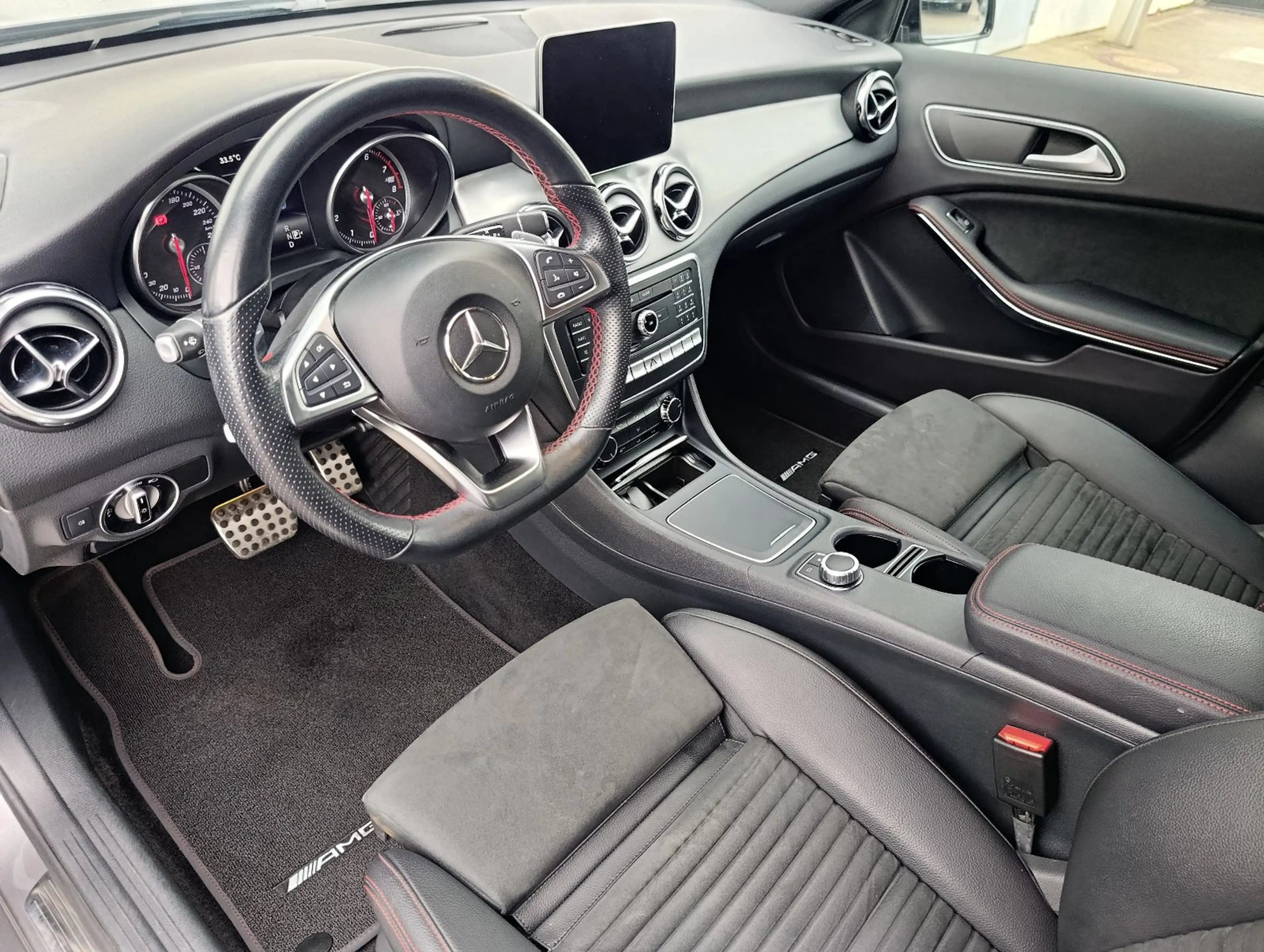 Mercedes-Benz GLA 220 4Matic AMG Kamera Leder Navi LED — photo 11
