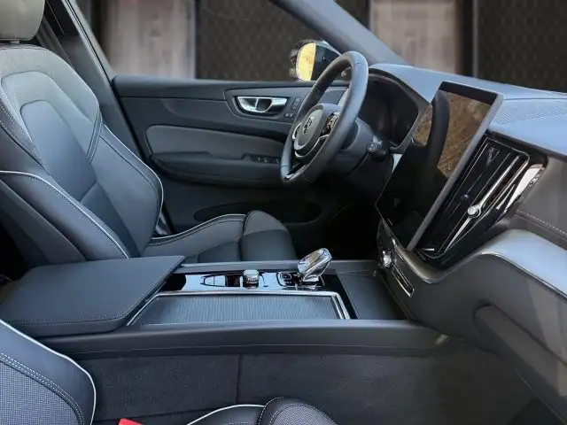 Volvo XC60 Black Edition Ultra, T6 eAWD Plug-in Hybrid, Elektrisch Ansicht 6