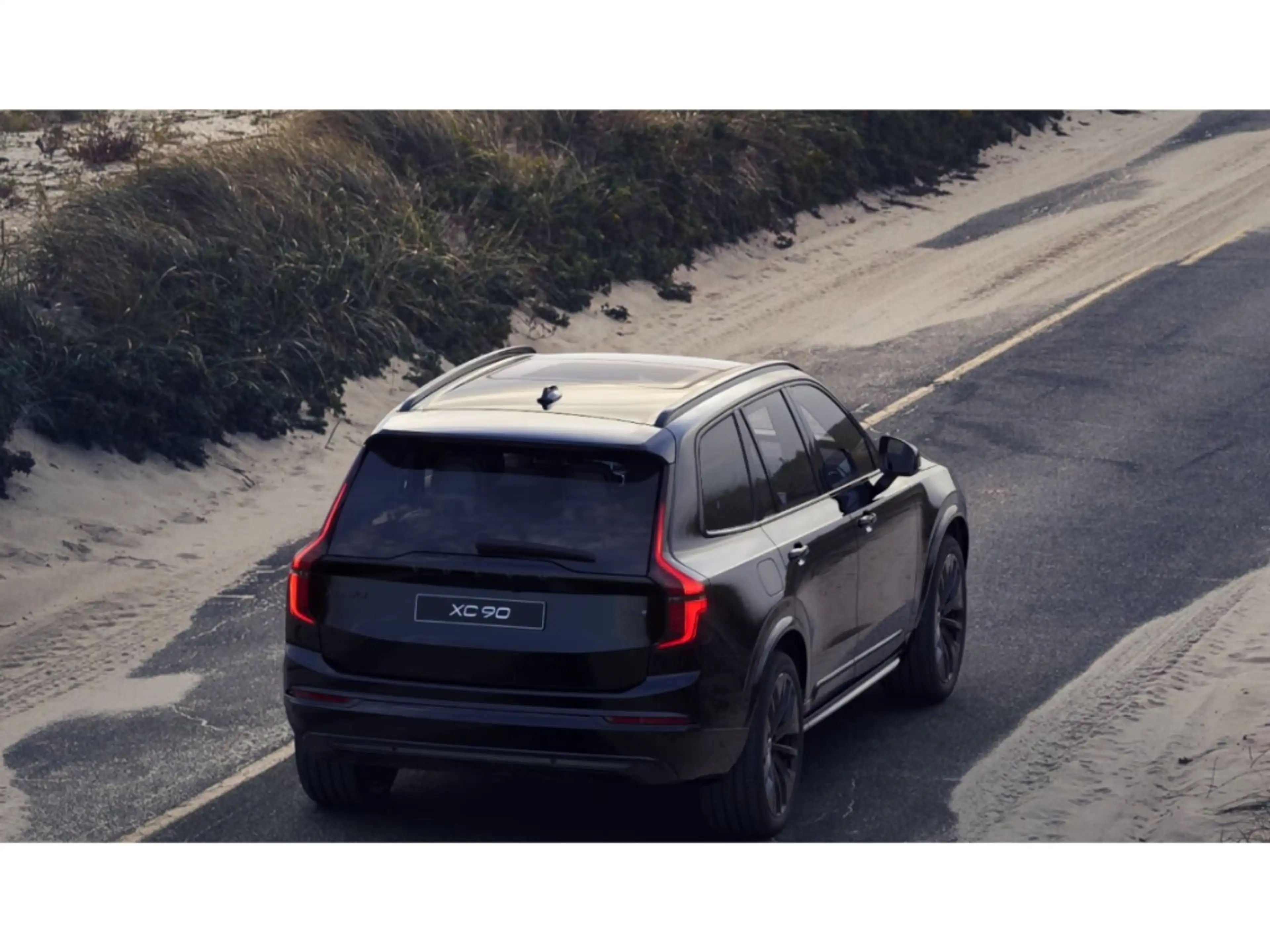 Volvo XC90 Ultra Black Edition Recharge Plug-In Hybrid — photo 3