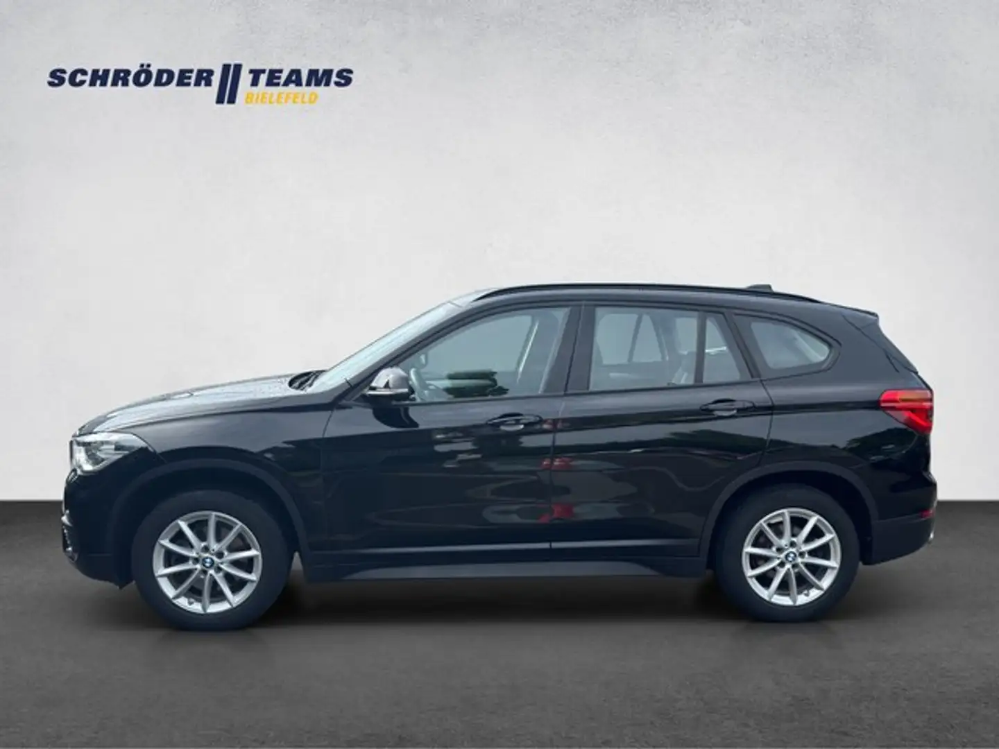 BMW X1 sDrive 18i 1.5 Advantage AHK/NAVI/LED Schwarz - 2