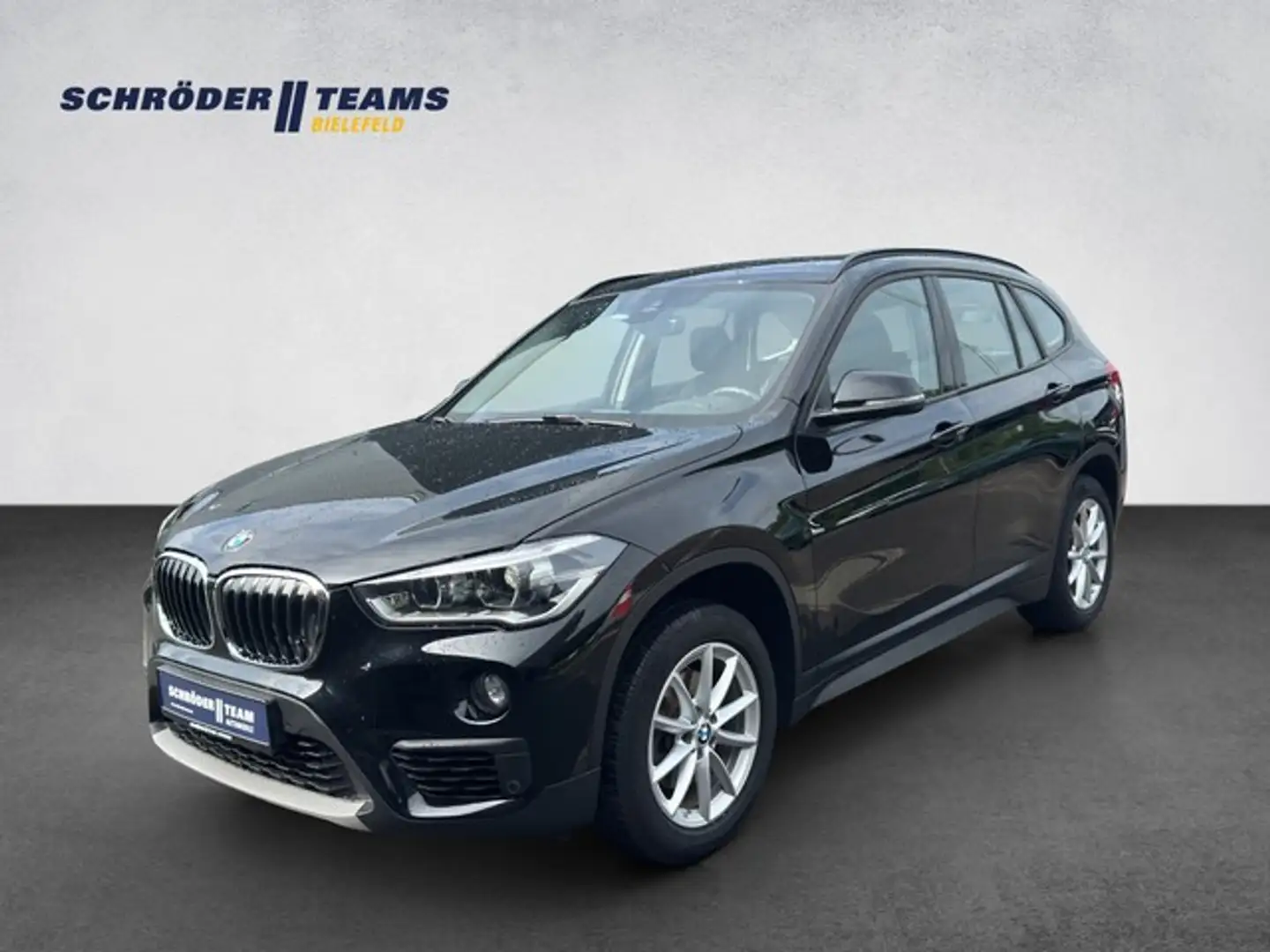 BMW X1 sDrive 18i 1.5 Advantage AHK/NAVI/LED Schwarz - 1