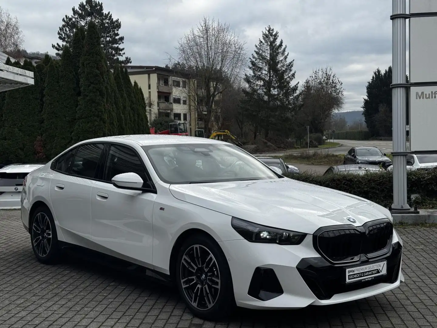 BMW 520 d M Sport Pro ACC IconGlow P+ Sitzbel.H/K AHK Weiß - 2