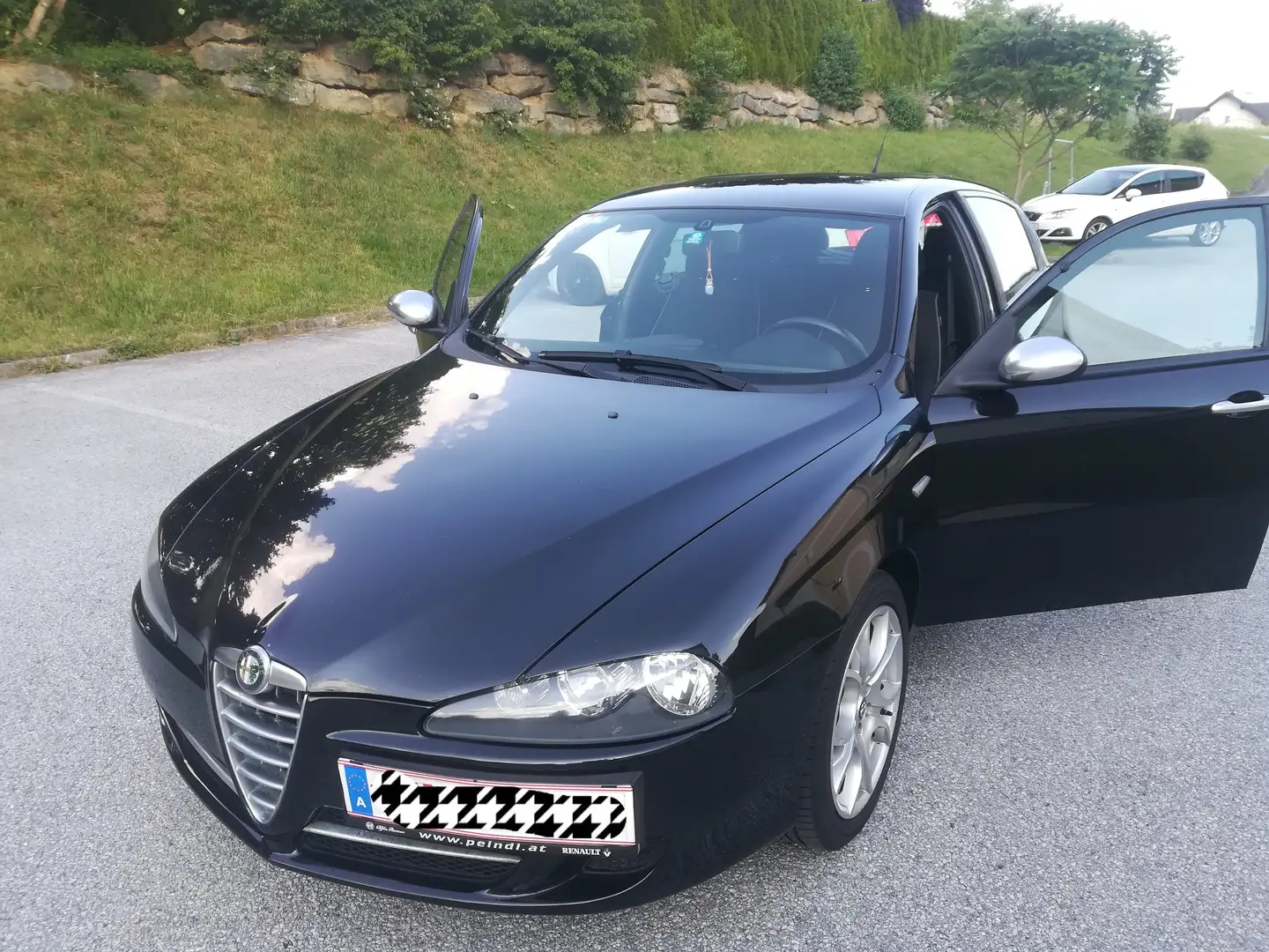 Alfa Romeo 147 Alfa 147 1,9 JTDM Distinctive Distinctive Schwarz - 1