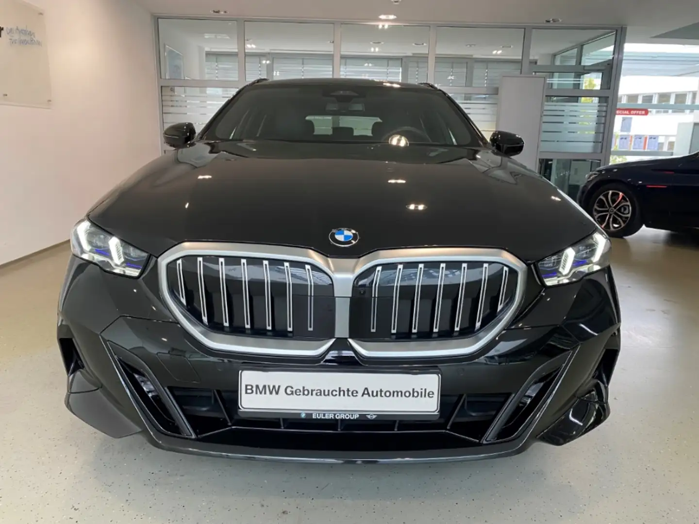 BMW 520 d Touring M Sport AHK Pano StandHz H/K PAProf Trav Schwarz - 2