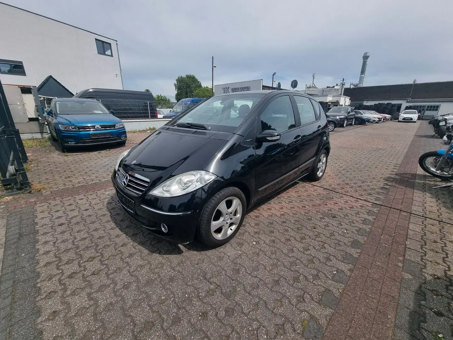 Mercedes-Benz A 200 AVANTGARDE-AUTOMATIK-KLIMA-SITZHZ-CHECKHFT crna - 1