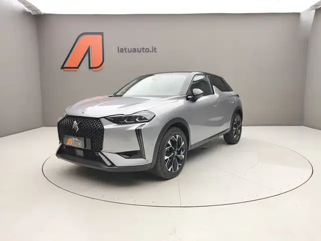 DS Automobiles DS 3 view 3