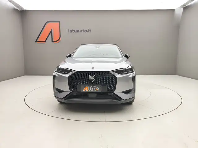 DS Automobiles DS 3 view 4