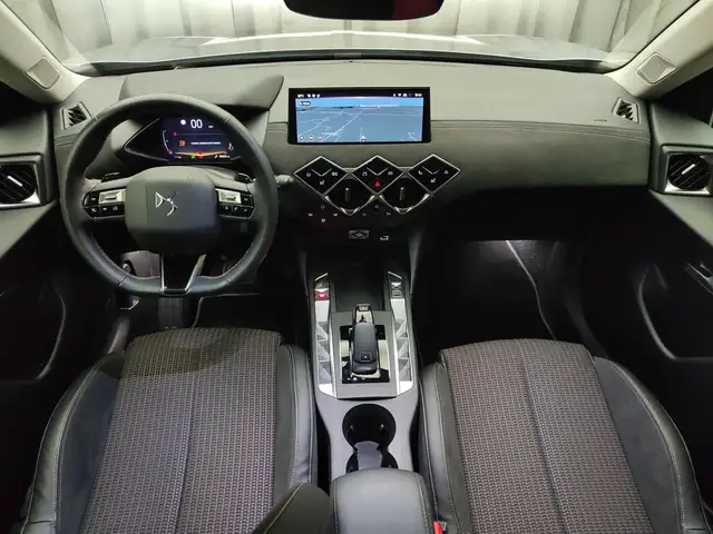 DS Automobiles DS 3 view 11