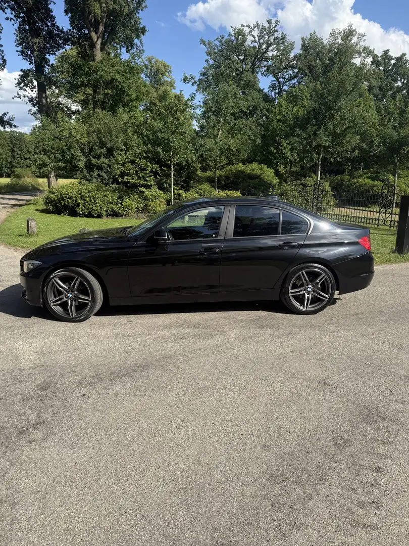 BMW 330 320i Executive Noir - 2