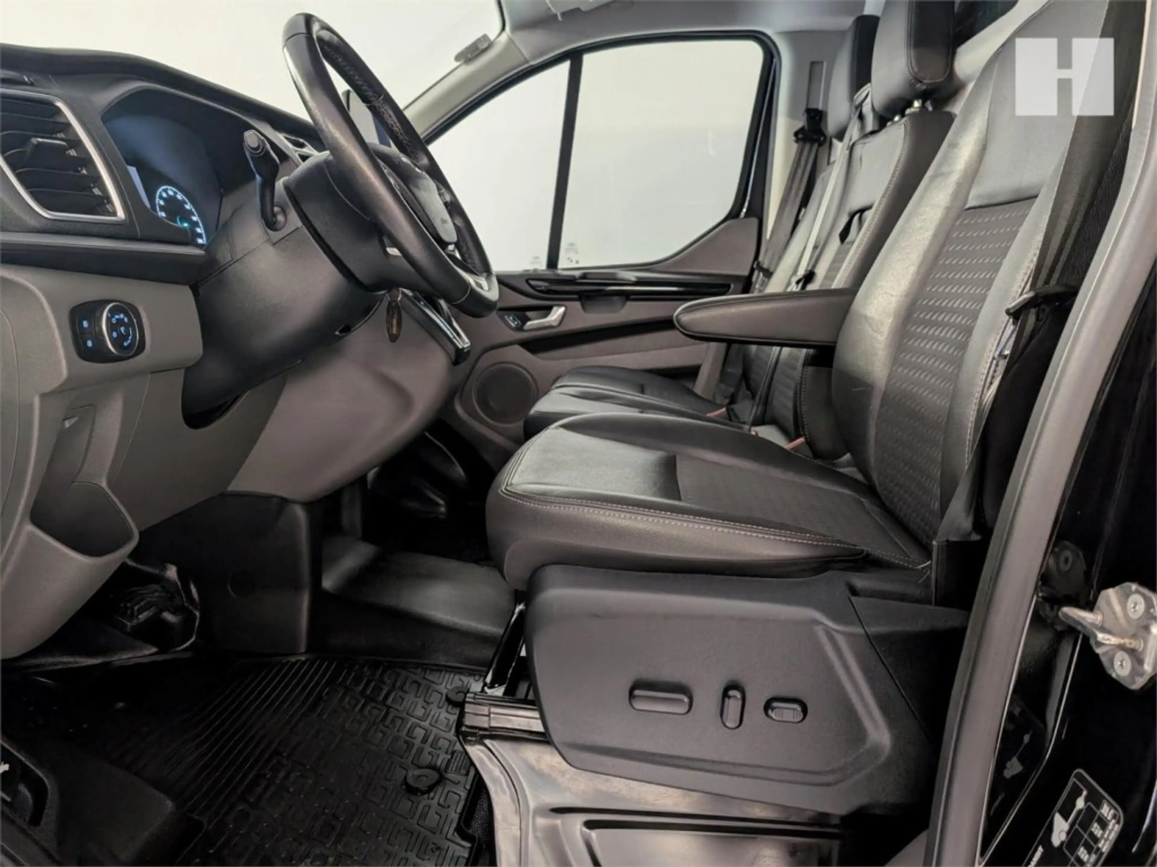 Ford E-Transit Transit Custom Sport — photo 11