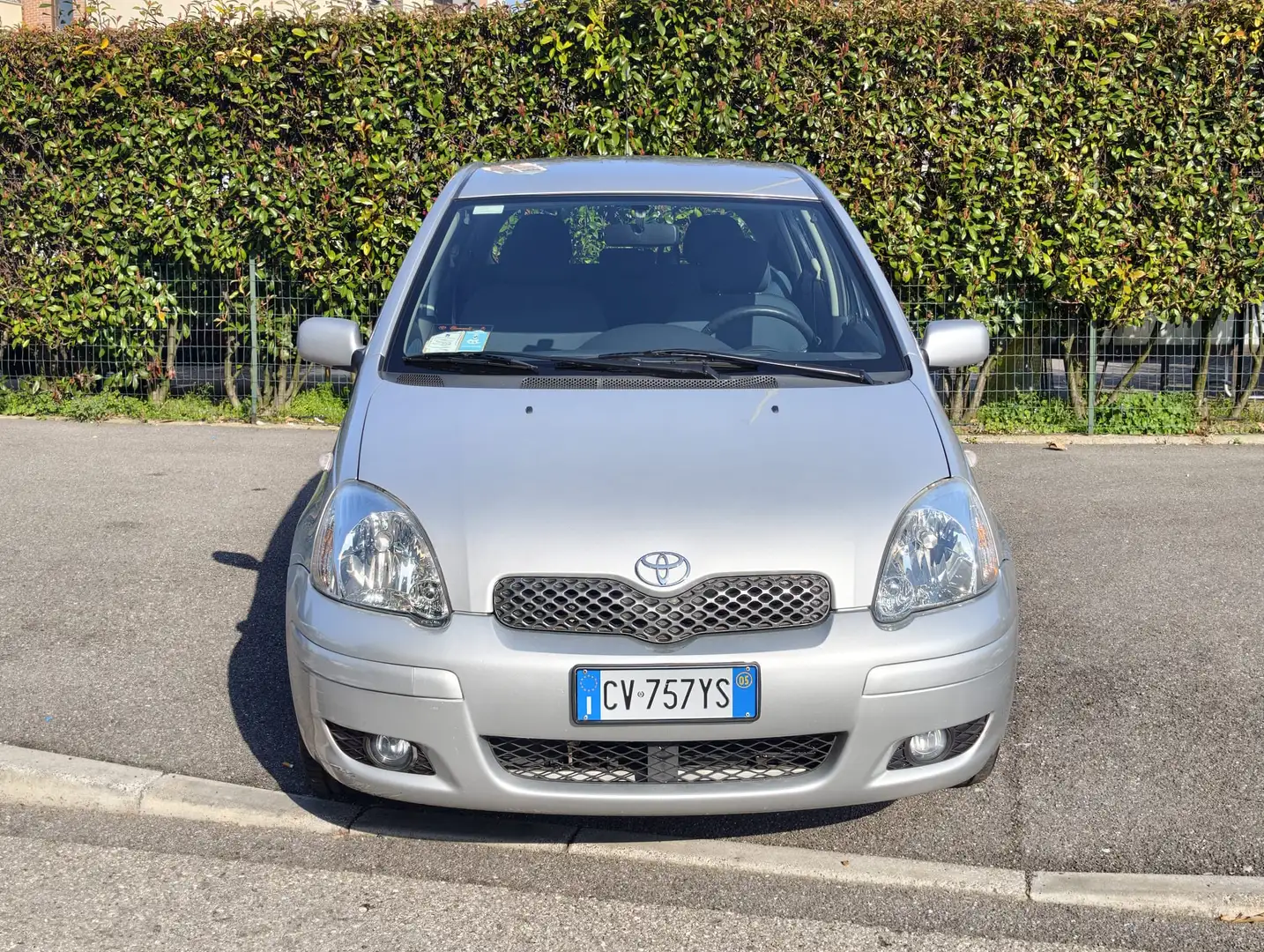 Toyota Yaris 3925556033*NEOPATENTATI*Yaris*5p*1.0*Expo* Silber - 2