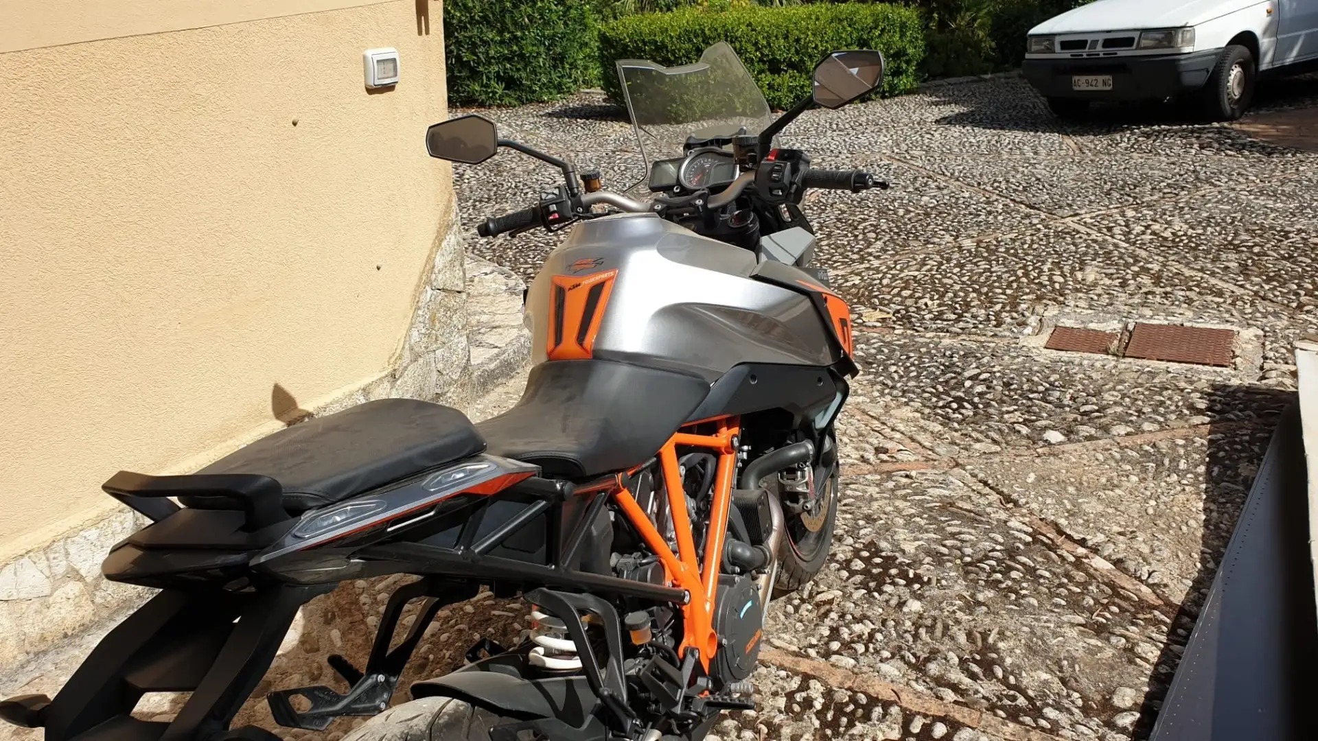 KTM 1290 Super Duke GT Orange - 2