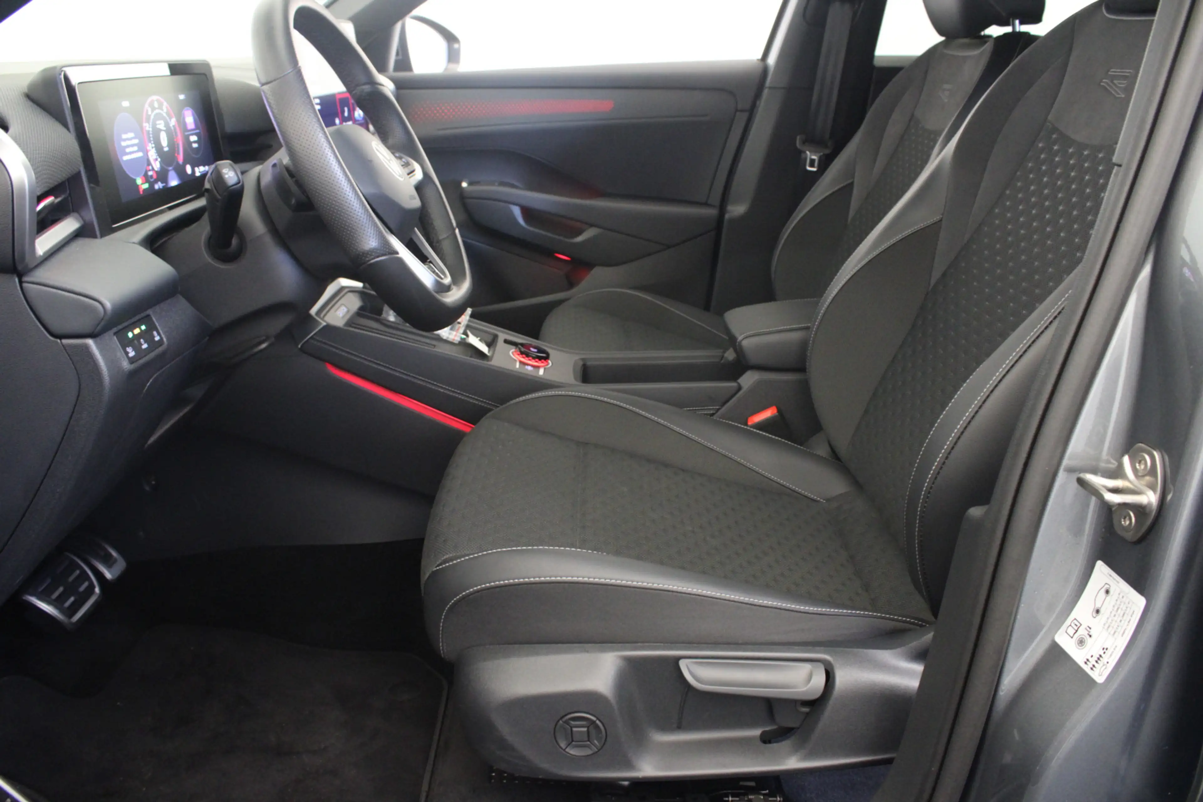 Volkswagen T-Roc 1.5 Hybrid R-Line — photo 15