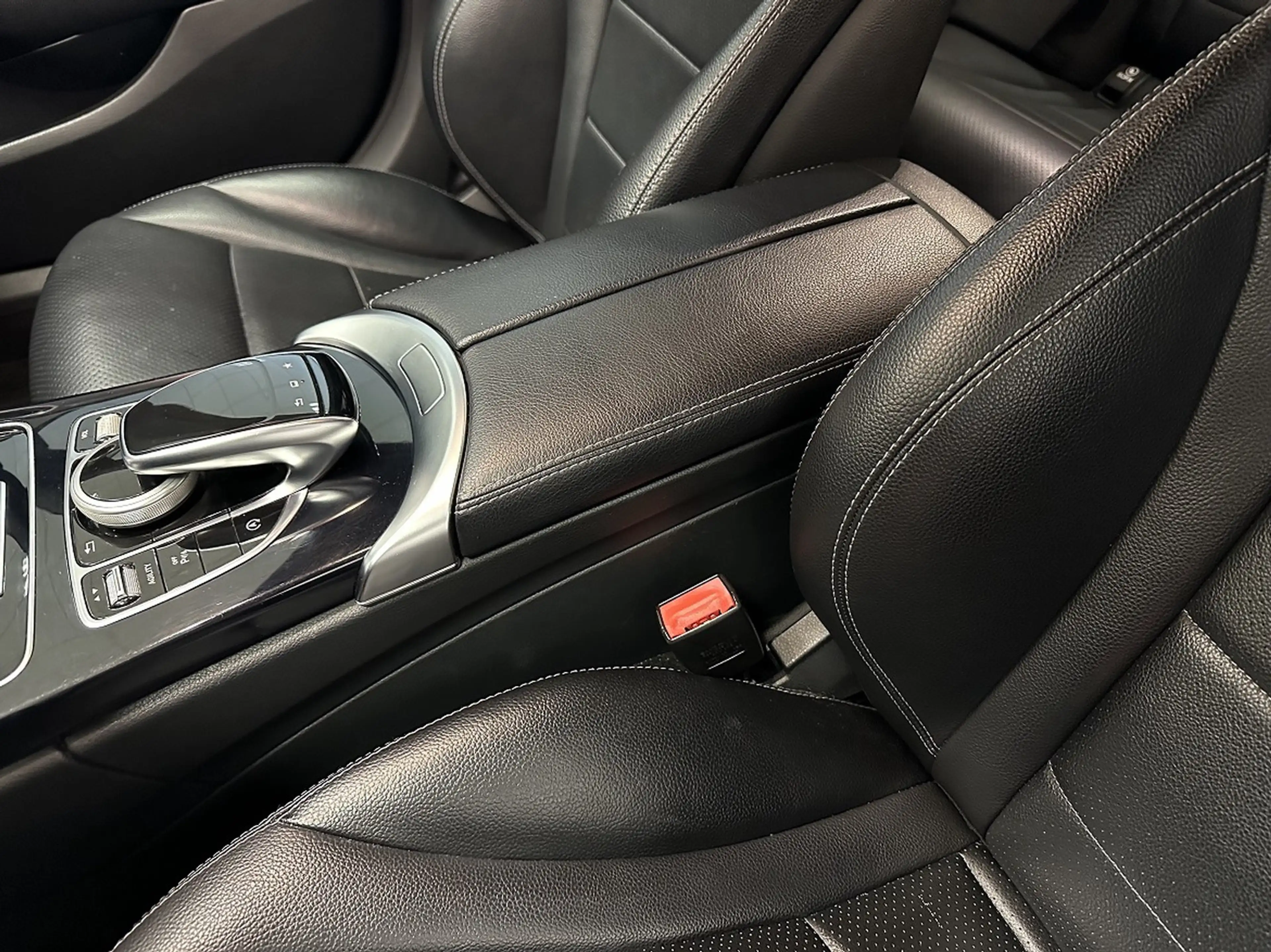 Mercedes-Benz C 250 T d Aut. 4Matic AMG-Line LED Leder Navi — photo 15