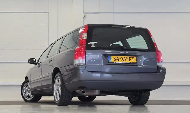 Volvo V70 view 5