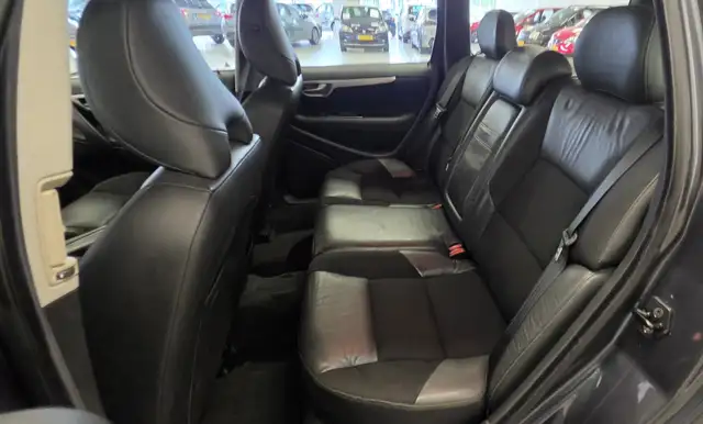 Volvo V70 view 11