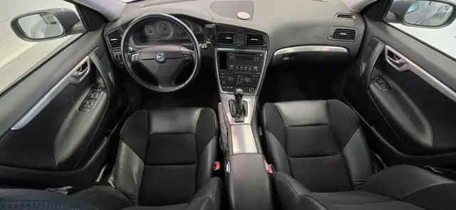 Volvo V70 view 9