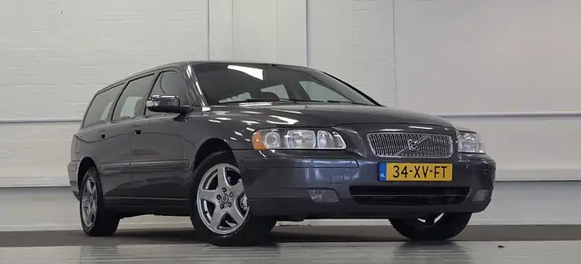 Volvo V70 view 2