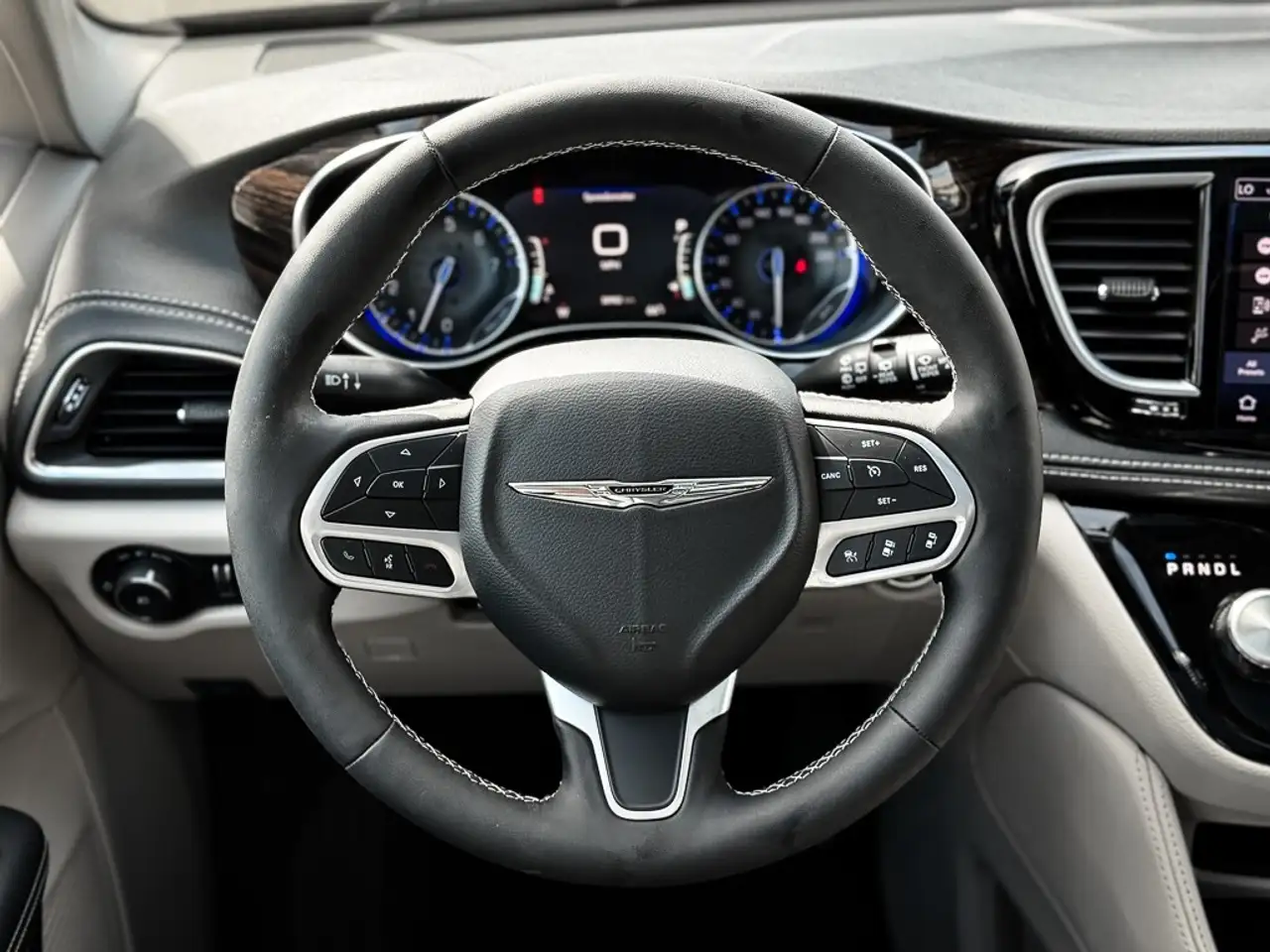 Chrysler Pacifica снимка Chrysler Pacifica