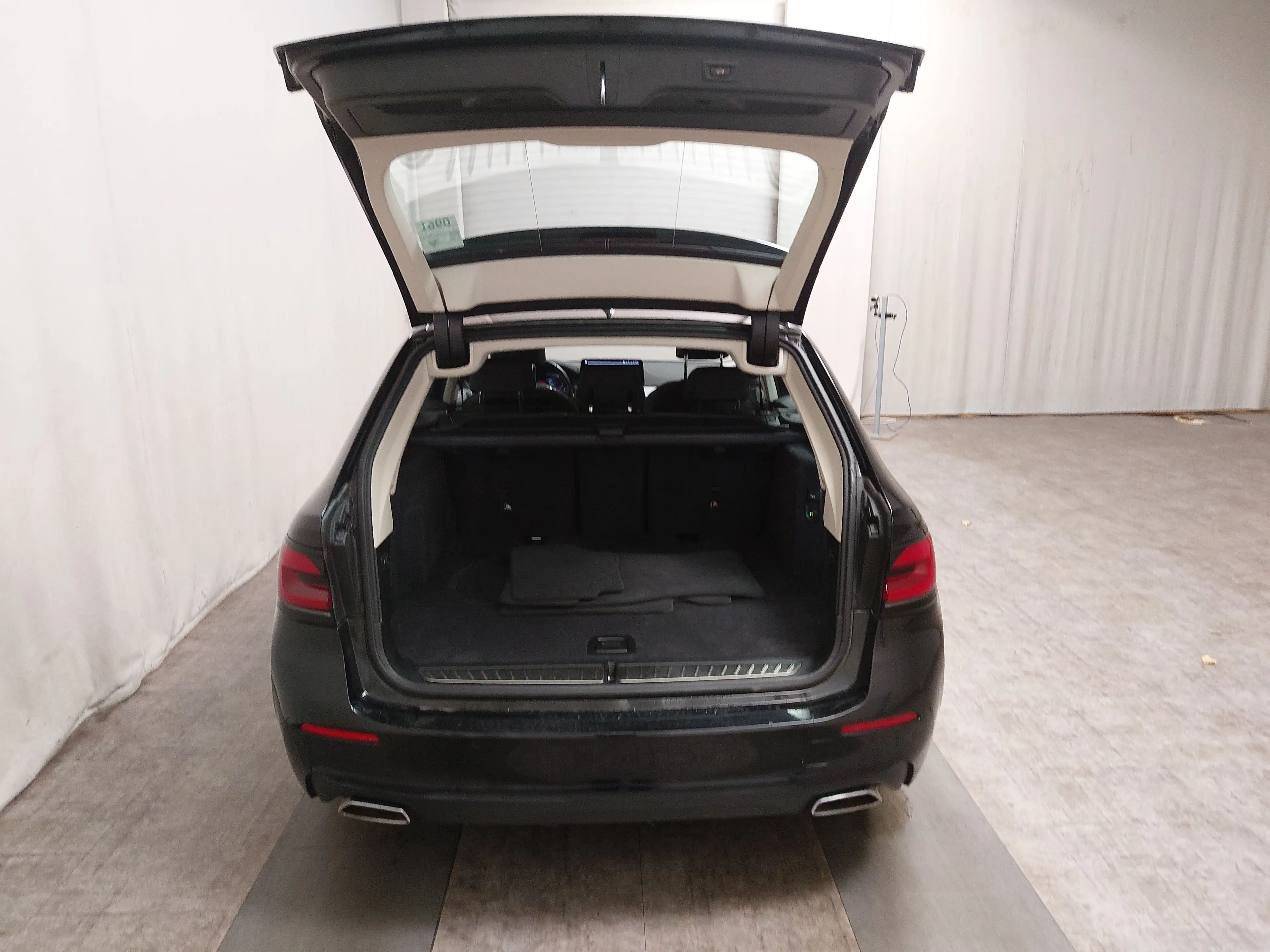 BMW 520 dA Touring Leder Navi LED LC prof. AHK RFK — photo 15