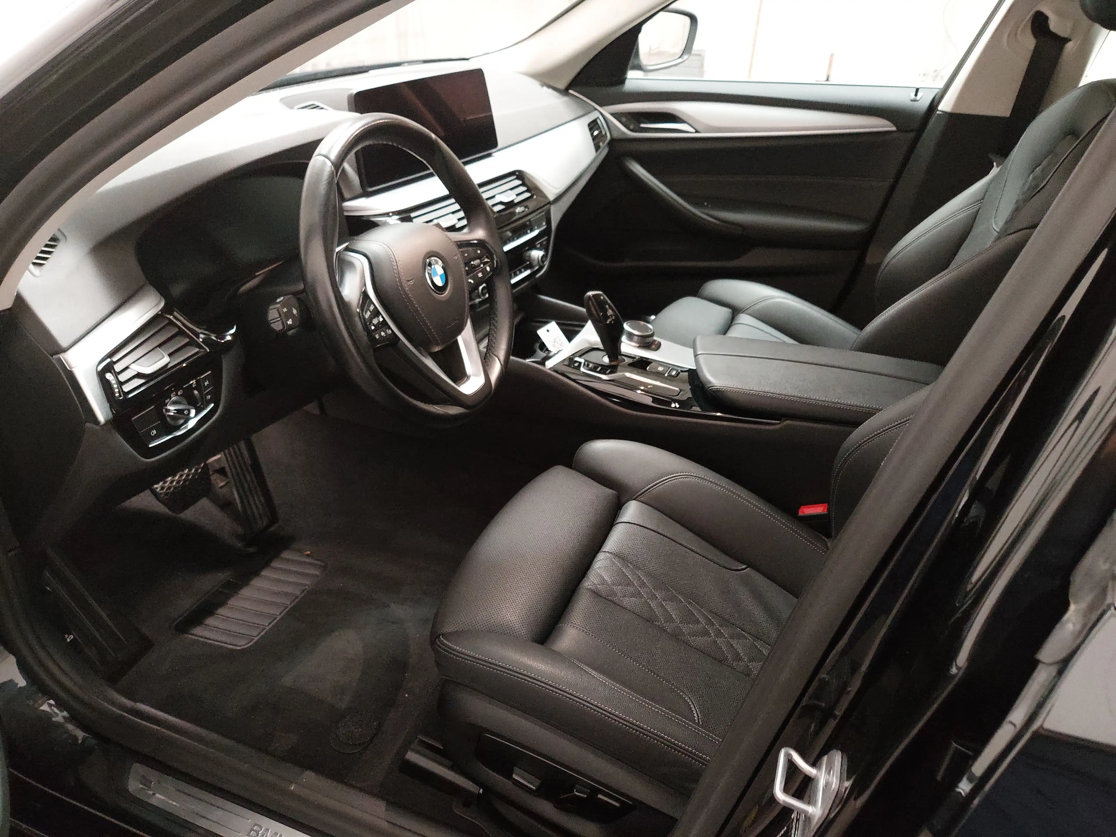 BMW 520 dA Touring Leder Navi LED LC prof. AHK RFK — photo 6