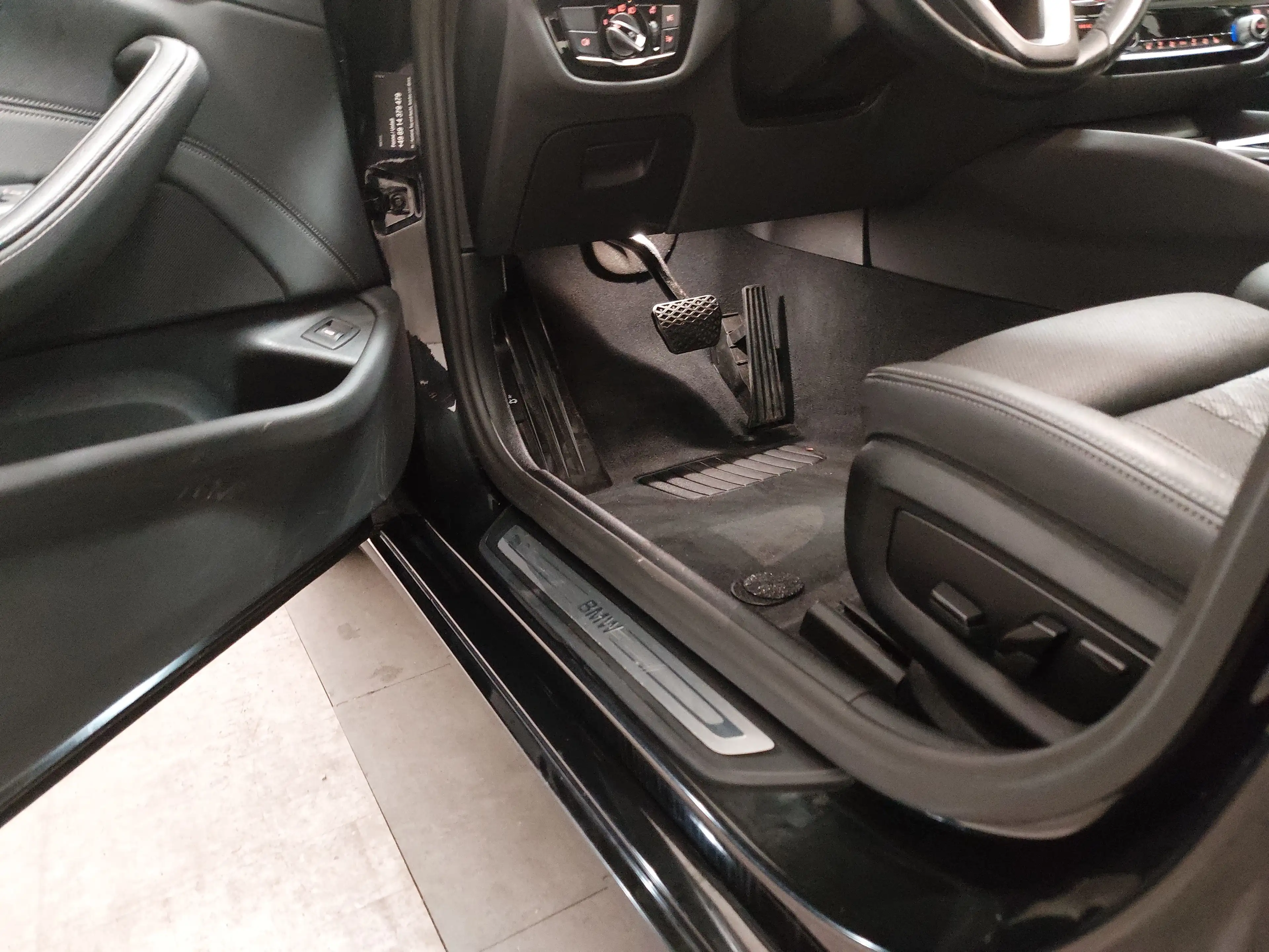 BMW 520 dA Touring Leder Navi LED LC prof. AHK RFK — photo 7