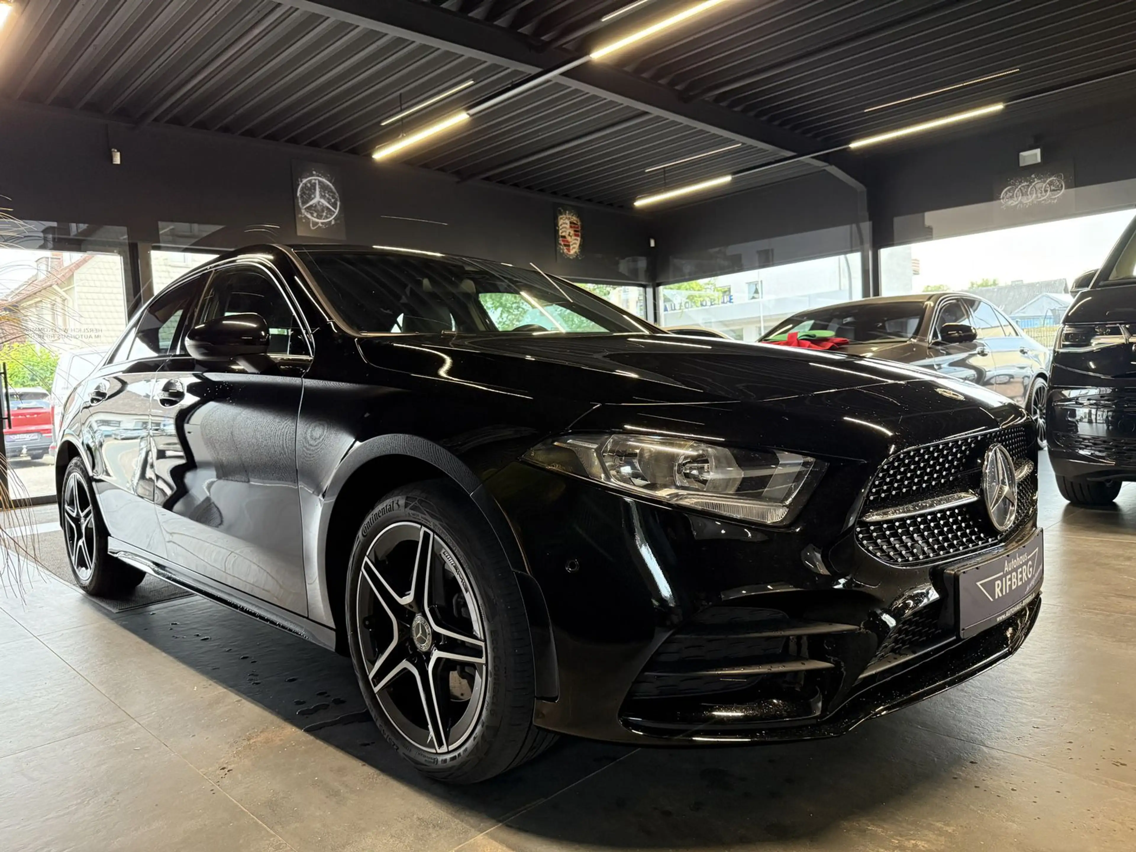 Mercedes-Benz A 250 e AMG LINE/AMBIENTE/MBUX/LEDER/NAVI/NIGHT — photo 3