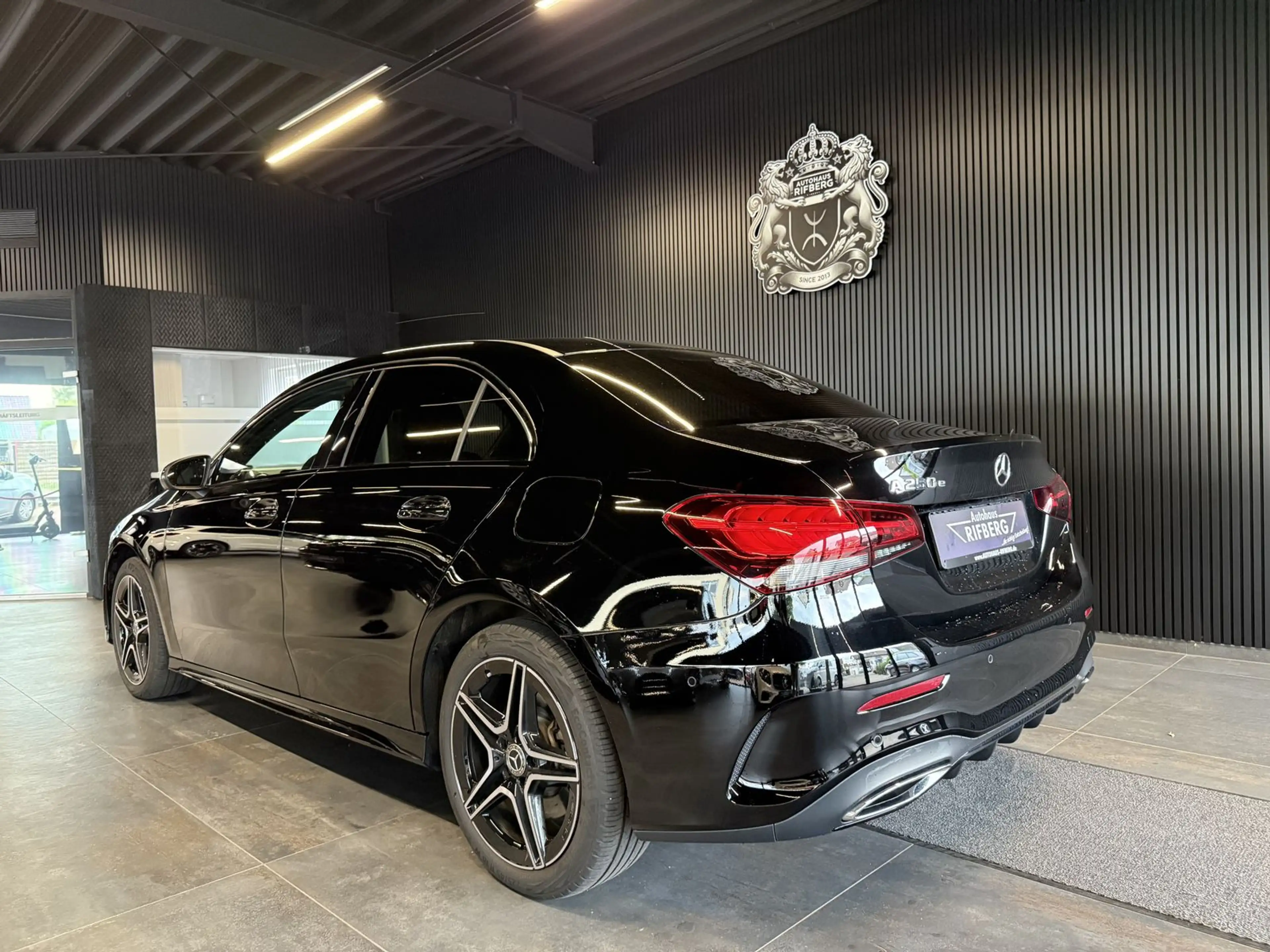 Mercedes-Benz A 250 e AMG LINE/AMBIENTE/MBUX/LEDER/NAVI/NIGHT — photo 4
