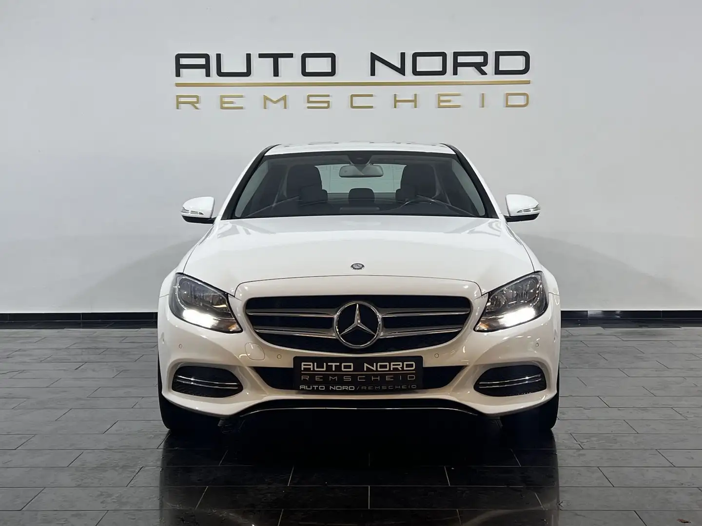 Mercedes-Benz C 180 CGI Limo.*Avantgarde*AHK*Navi*Tempomat* Bílá - 2