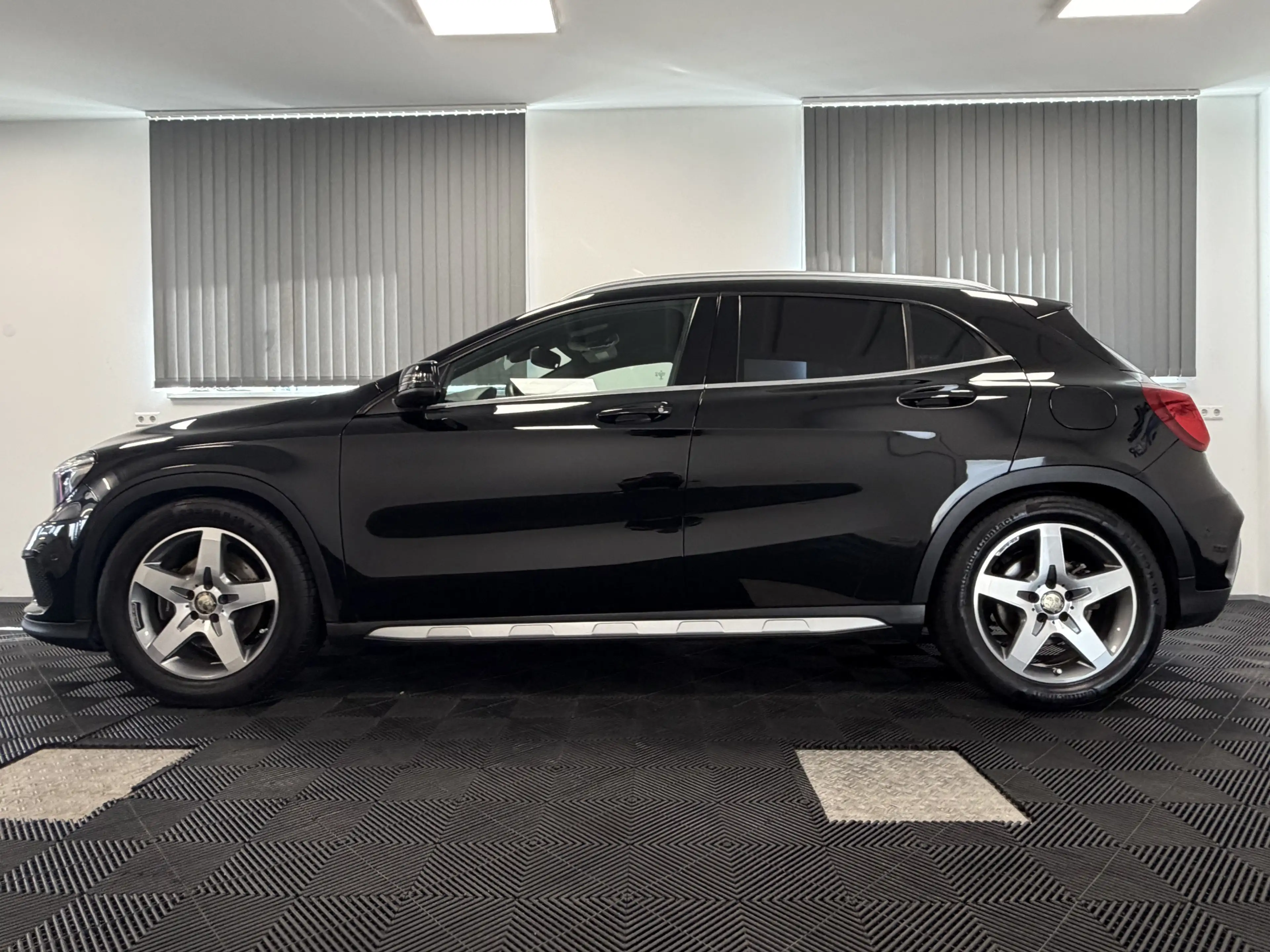 Mercedes-Benz GLA 250 4Matic Aut. AMG Line ILS Kamera AHK Navi — photo 5