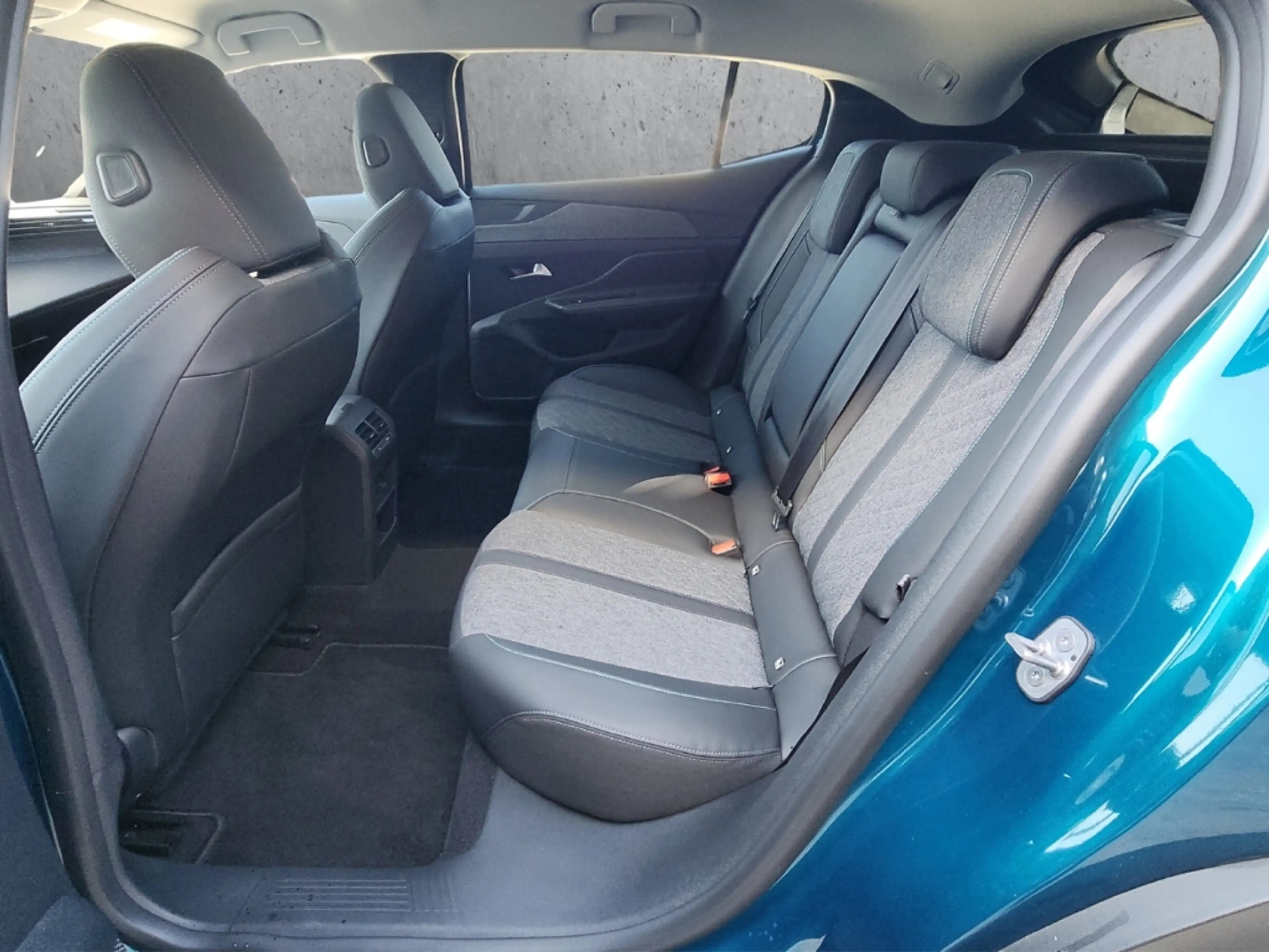 Peugeot 408 Allure PT130 EAT8 Kamera LED ACC CarPlay Navi — photo 8