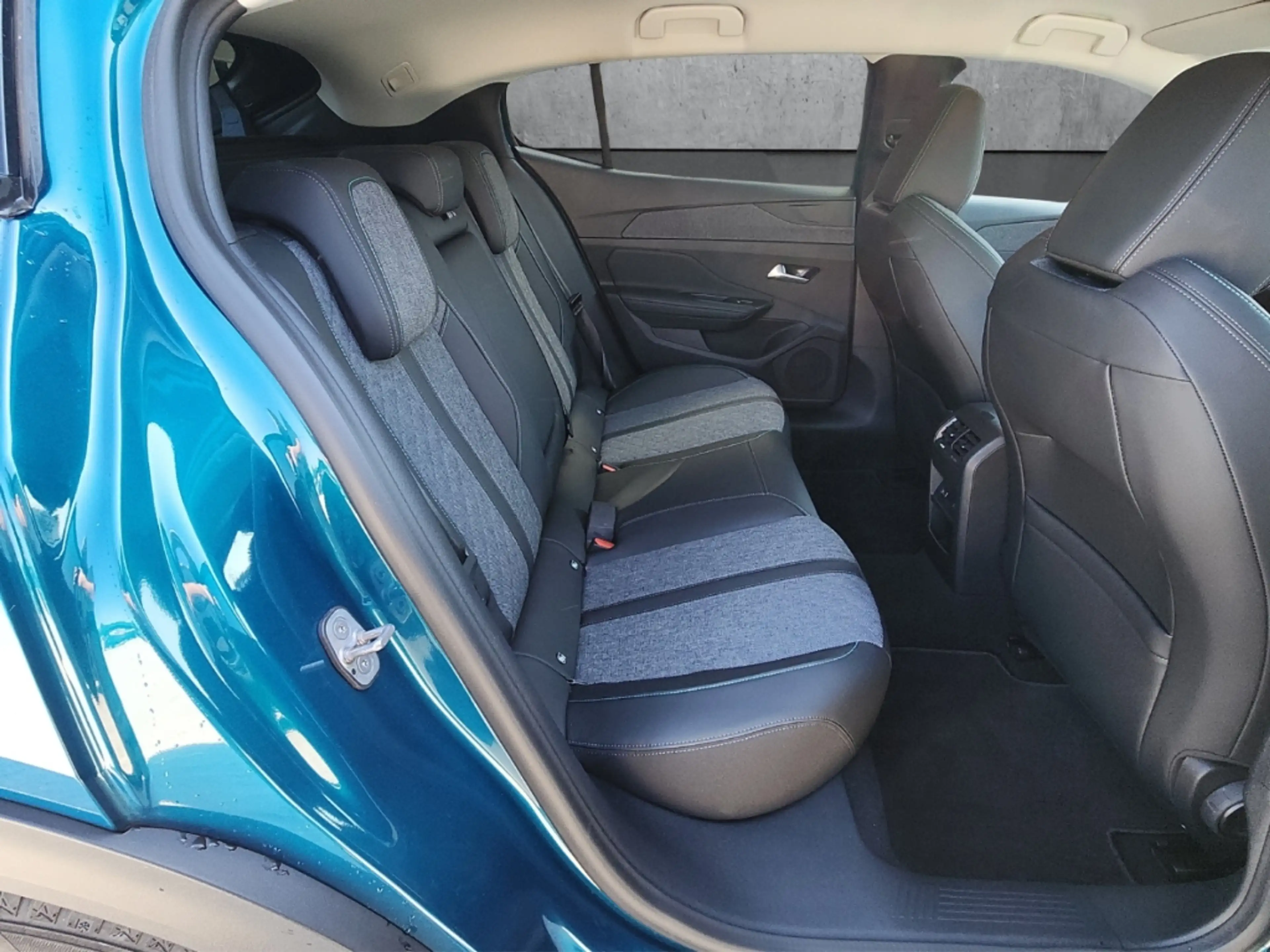 Peugeot 408 Allure PT130 EAT8 Kamera LED ACC CarPlay Navi — photo 14