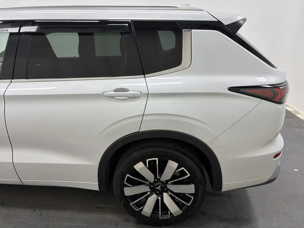 Mitsubishi Outlander снимка Mitsubishi Outlander