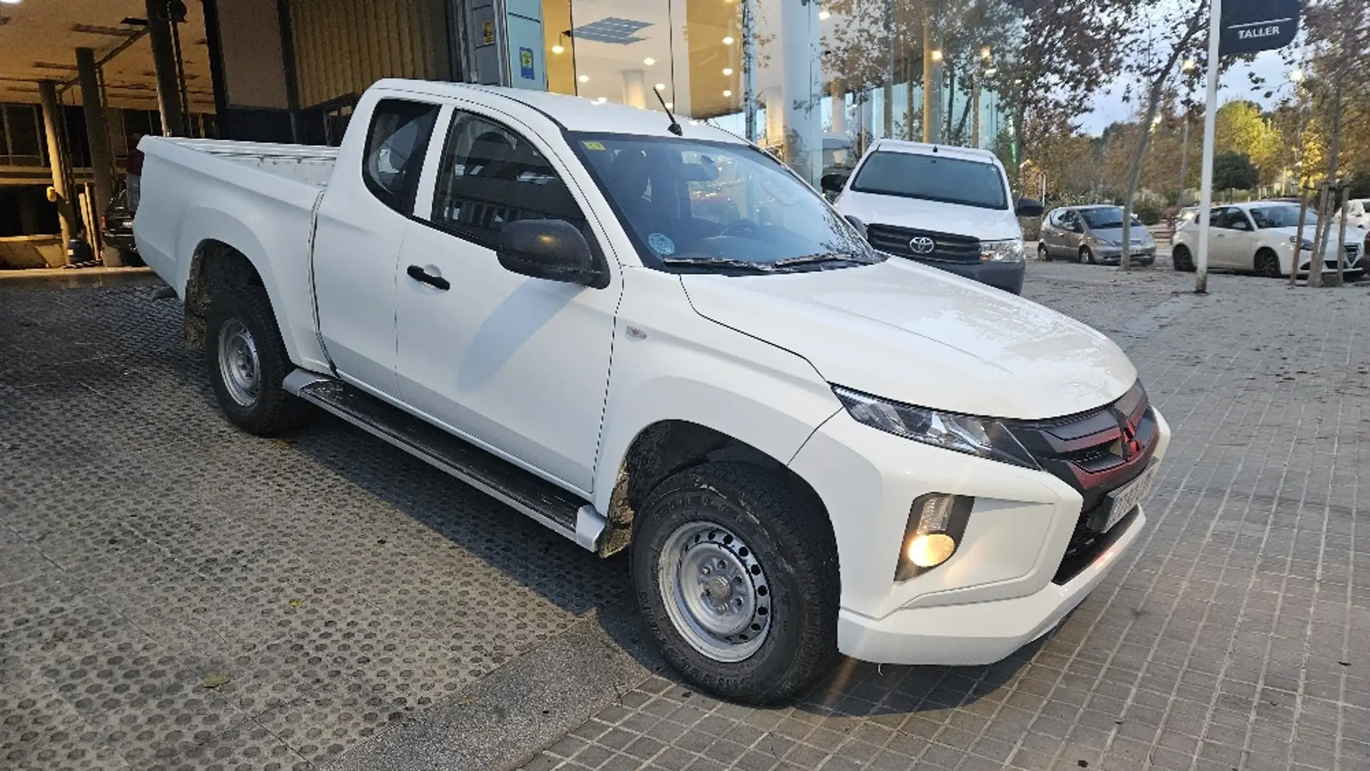 Mitsubishi L200 MITSUBISHI Industrial Manual de 2 Puertas Weiß - 1