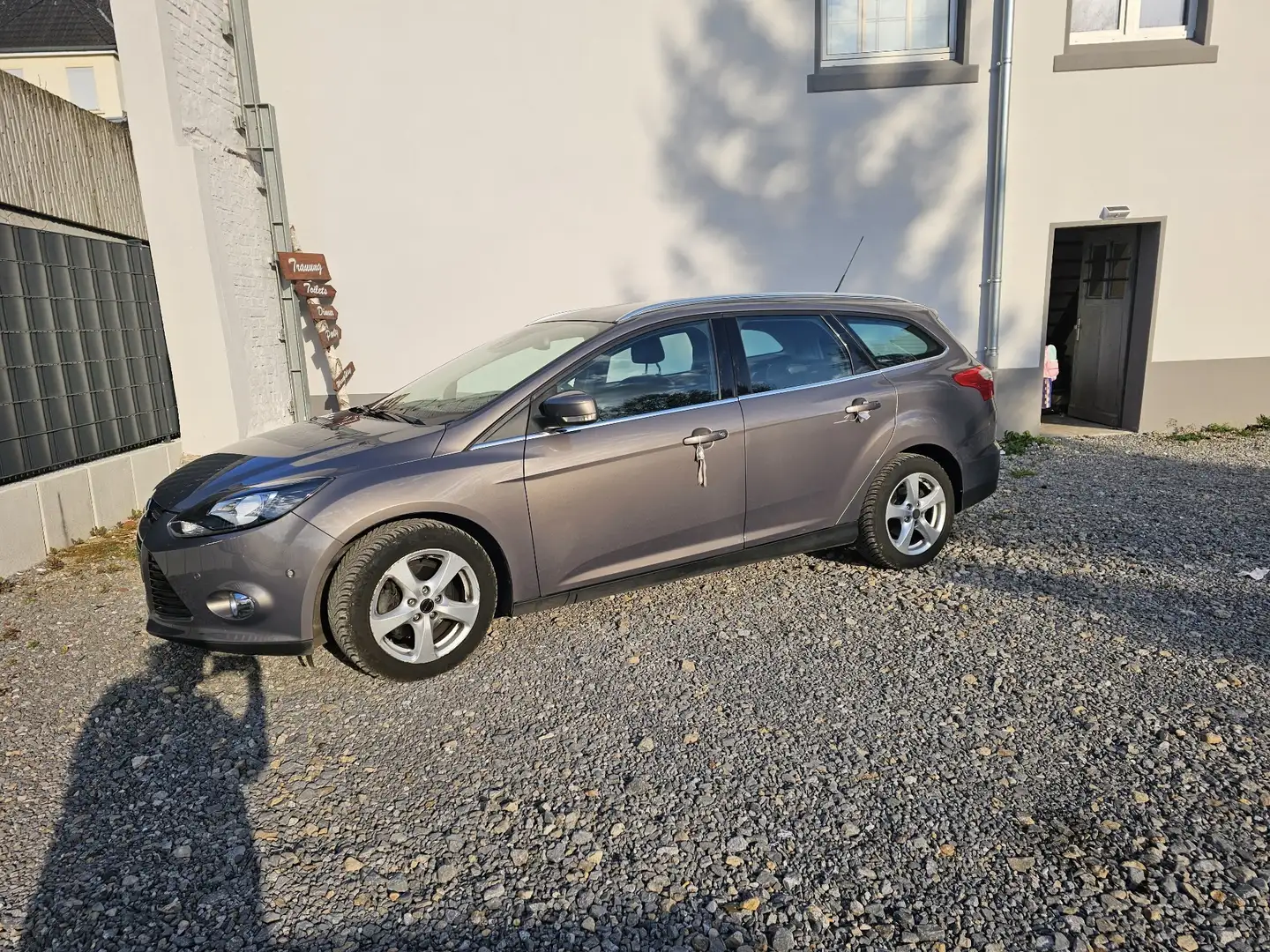 Ford Focus Titanium *Scheckheft * zahnriemen neu * TÜV Braun - 2