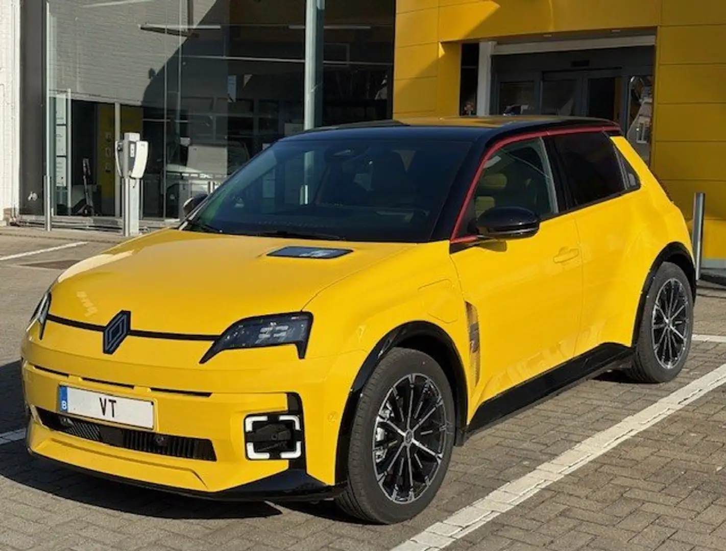 Renault R 5 R 5 E-Tech Iconic Five 150 Comfort Range Geel - 1