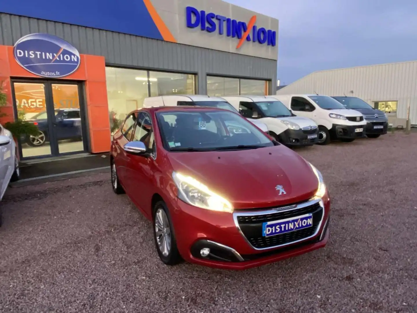 Peugeot 208 1.2i Pure Tech 12V S\u0026S - 110  Allure Rouge - 2