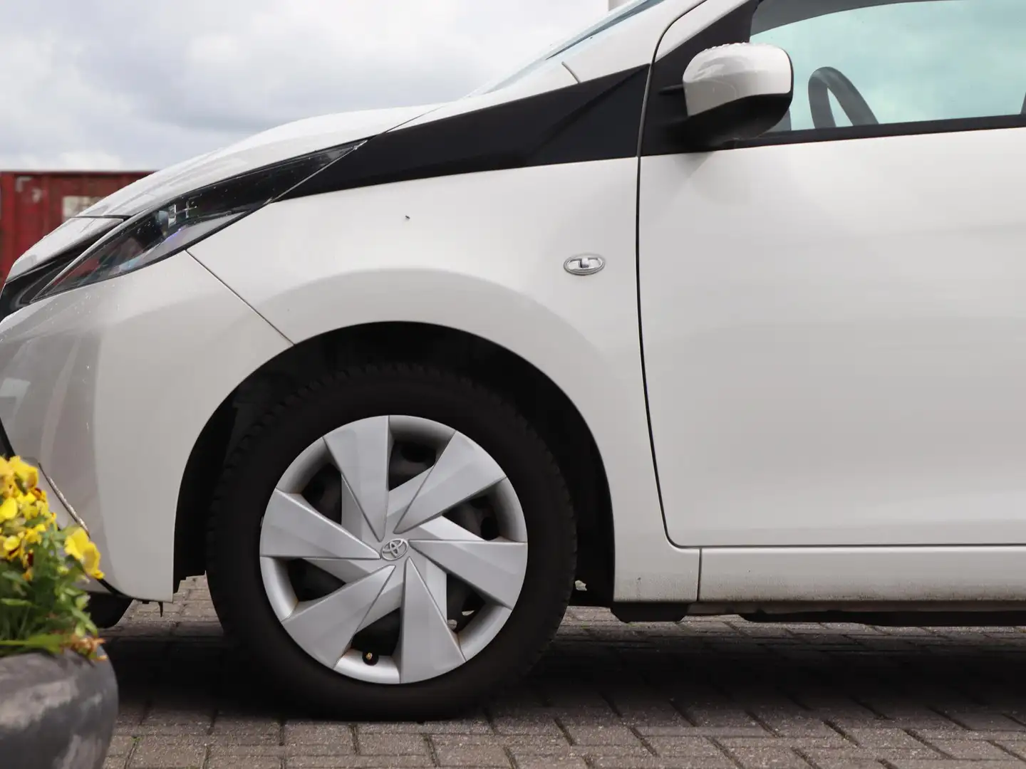 Toyota Aygo 1.0 69 pk VVT-i x-play | Airco | Bluetooth | Led d Wit - 2