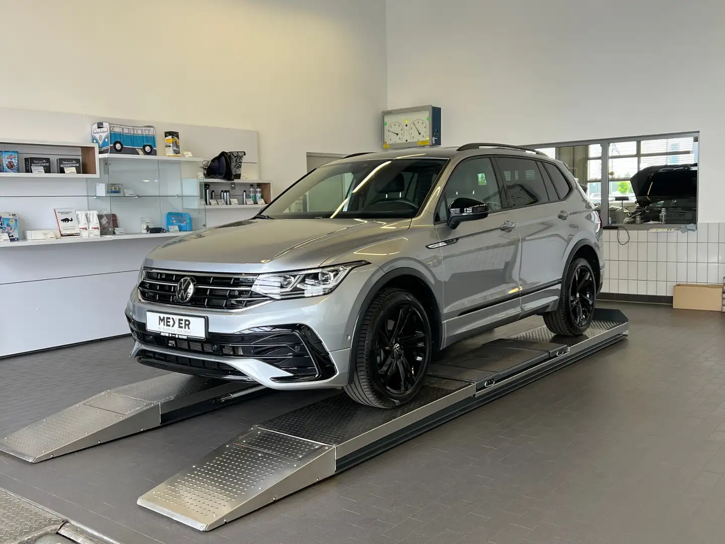 Volkswagen Tiguan Allspace R-Line 2.0 TDI DSG 4Motion *AHK,IQ.Light,BlackSty Plateado - 2