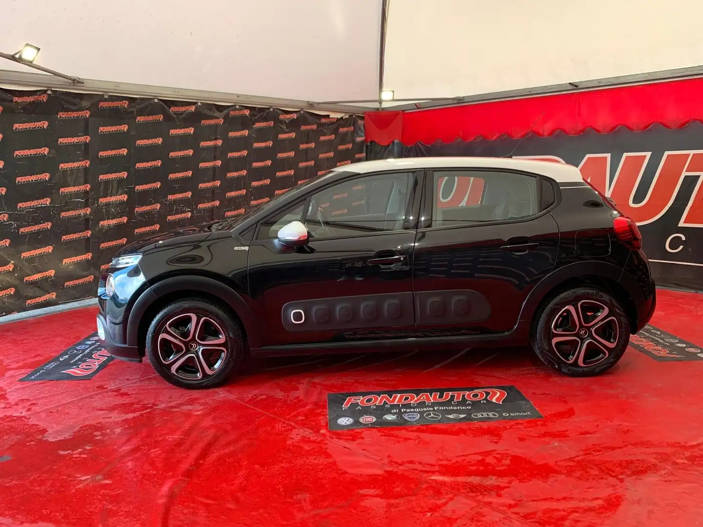 Citroen C3 C3 1.2 puretech Shine 82cv Zwart - 2